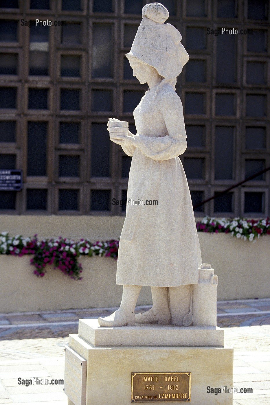 STATUE DE MARIE HAREL, CREATRICE DU CAMEMBERT, VIMOUTIERS, ORNE (61), NORMANDIE, FRANCE 