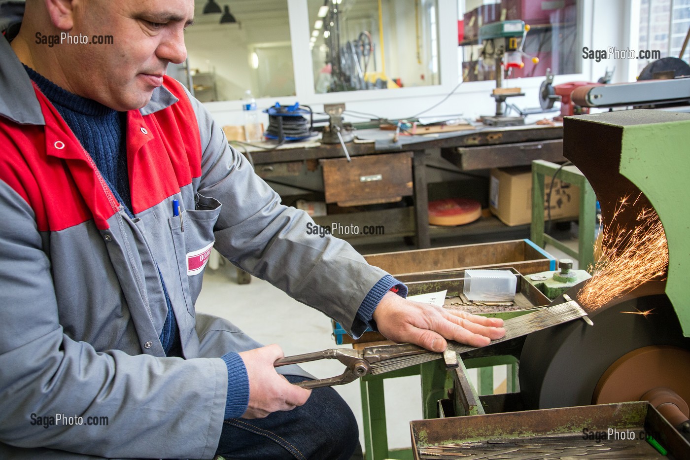 LE POLISSAGE DES AIGUILLES, ATELIER DE L'USINE DE LA MANUFACTURE BOHIN, CONSERVATOIRE VIVANT DE L'AIGUILLE ET DE L'EPINGLE, SAINT-SULPICE-SUR-RISLE, ORNE (61), FRANCE 