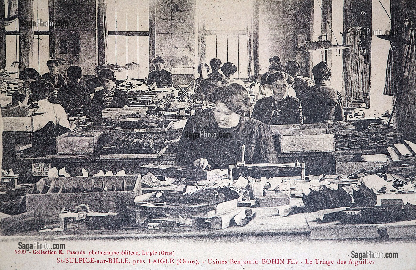 LES OUVRIERS A L'ATELIER DE LA MANUFACTURE, USINE BOHIN, CONSERVATOIRE VIVANT DE L'AIGUILLE ET DE L'EPINGLE, SAINT-SULPICE-SUR-RISLE, ORNE (61), FRANCE, MENTION OBLIGATOIRE: COLLECTION MANUFACTURE BOHIN 