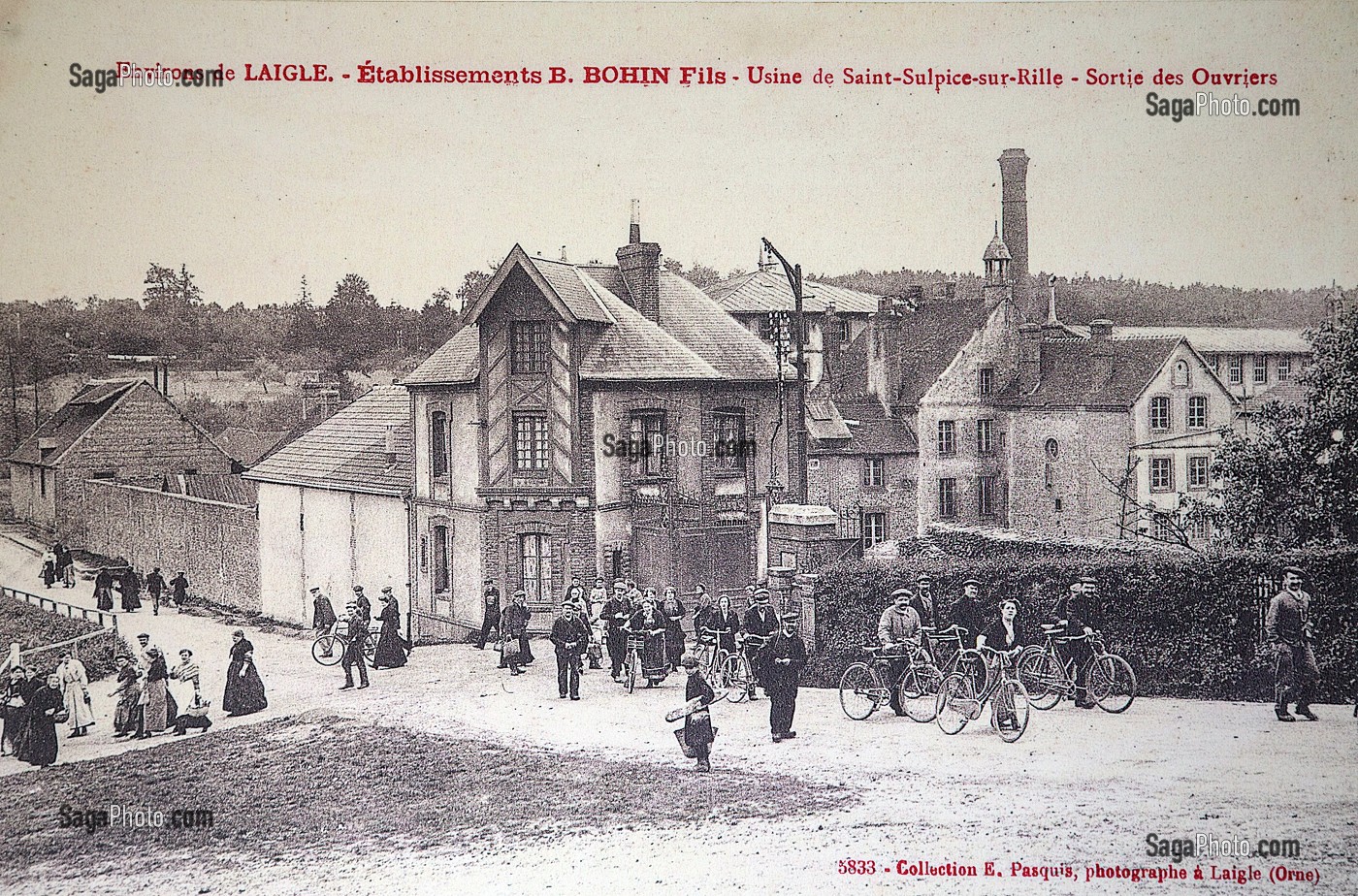 OUVRIERS A LA SORTIE DE L'USINE BOHIN, CONSERVATOIRE VIVANT DE L'AIGUILLE ET DE L'EPINGLE, SAINT-SULPICE-SUR-RISLE, ORNE (61), FRANCE, MENTION OBLIGATOIRE: COLLECTION MANUFACTURE BOHIN 