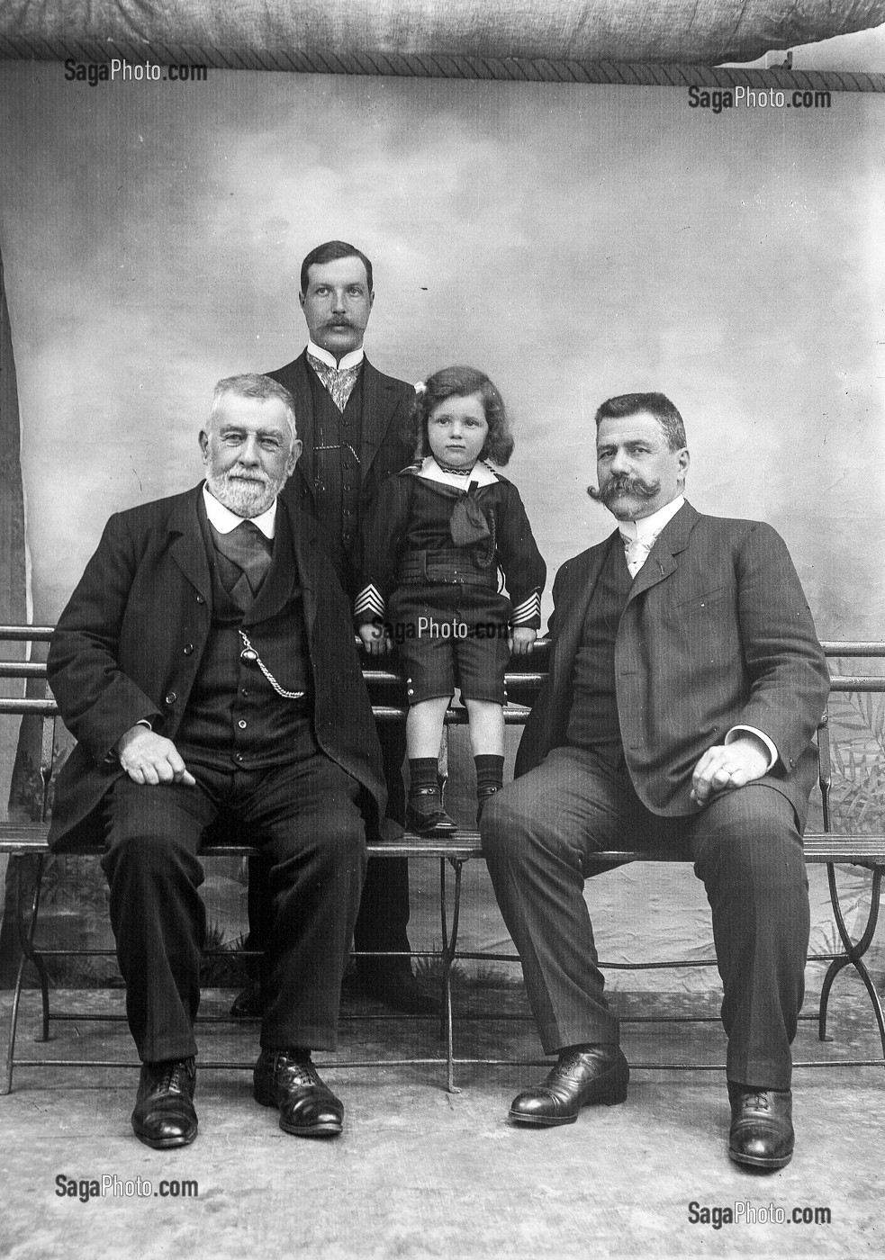 BENJAMIN BOHIN ET SES ENFANTS ET PETITS ENFANTS, USINE BOHIN, CONSERVATOIRE VIVANT DE L'AIGUILLE ET DE L'EPINGLE, SAINT-SULPICE-SUR-RISLE, ORNE (61), FRANCE, MENTION OBLIGATOIRE: COLLECTION MANUFACTURE BOHIN 