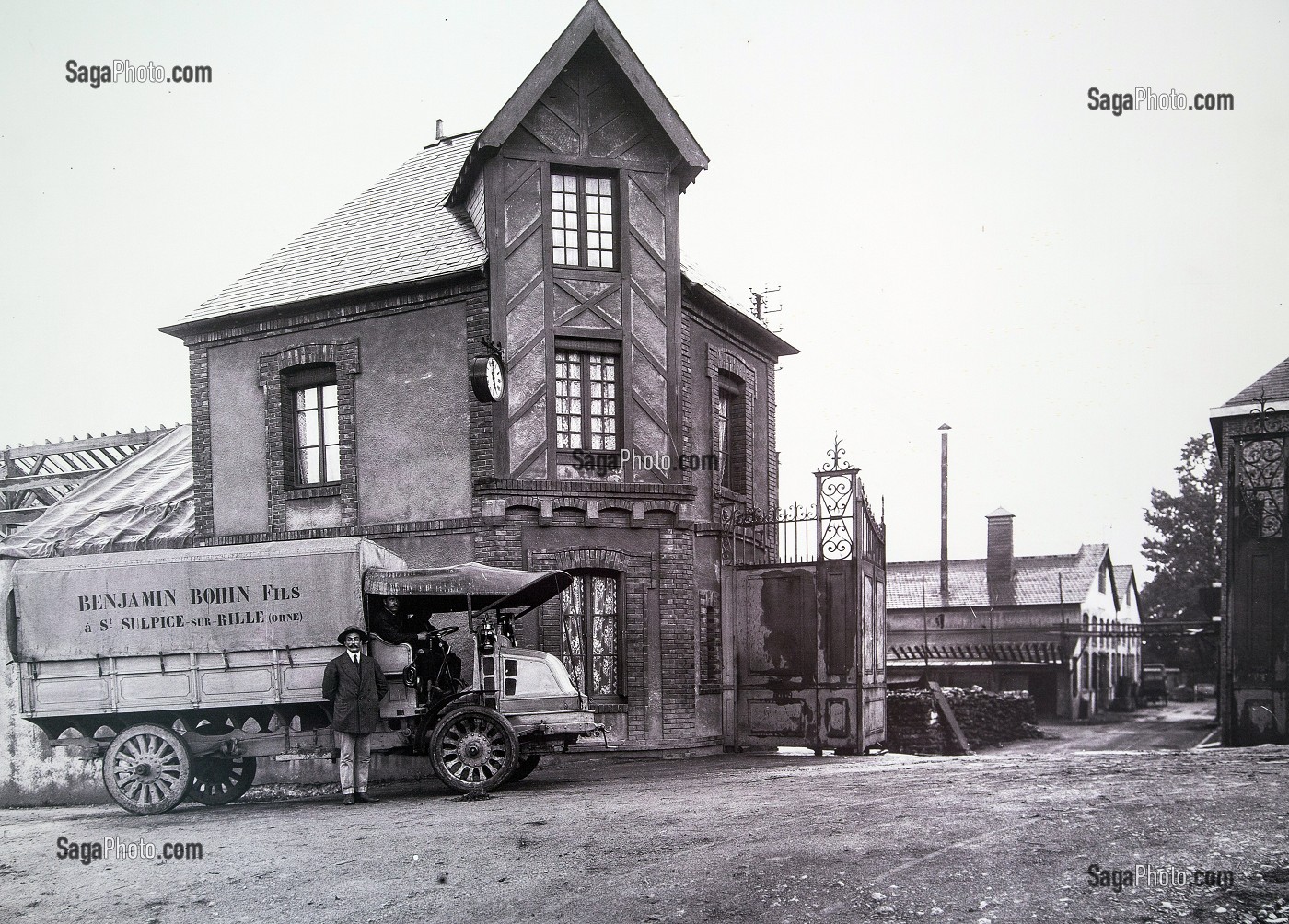 CAMION DEVANT L'ENTREE DE L'USINE BOHIN, CONSERVATOIRE VIVANT DE L'AIGUILLE ET DE L'EPINGLE, SAINT-SULPICE-SUR-RISLE, ORNE (61), FRANCE, MENTION OBLIGATOIRE: COLLECTION MANUFACTURE BOHIN 