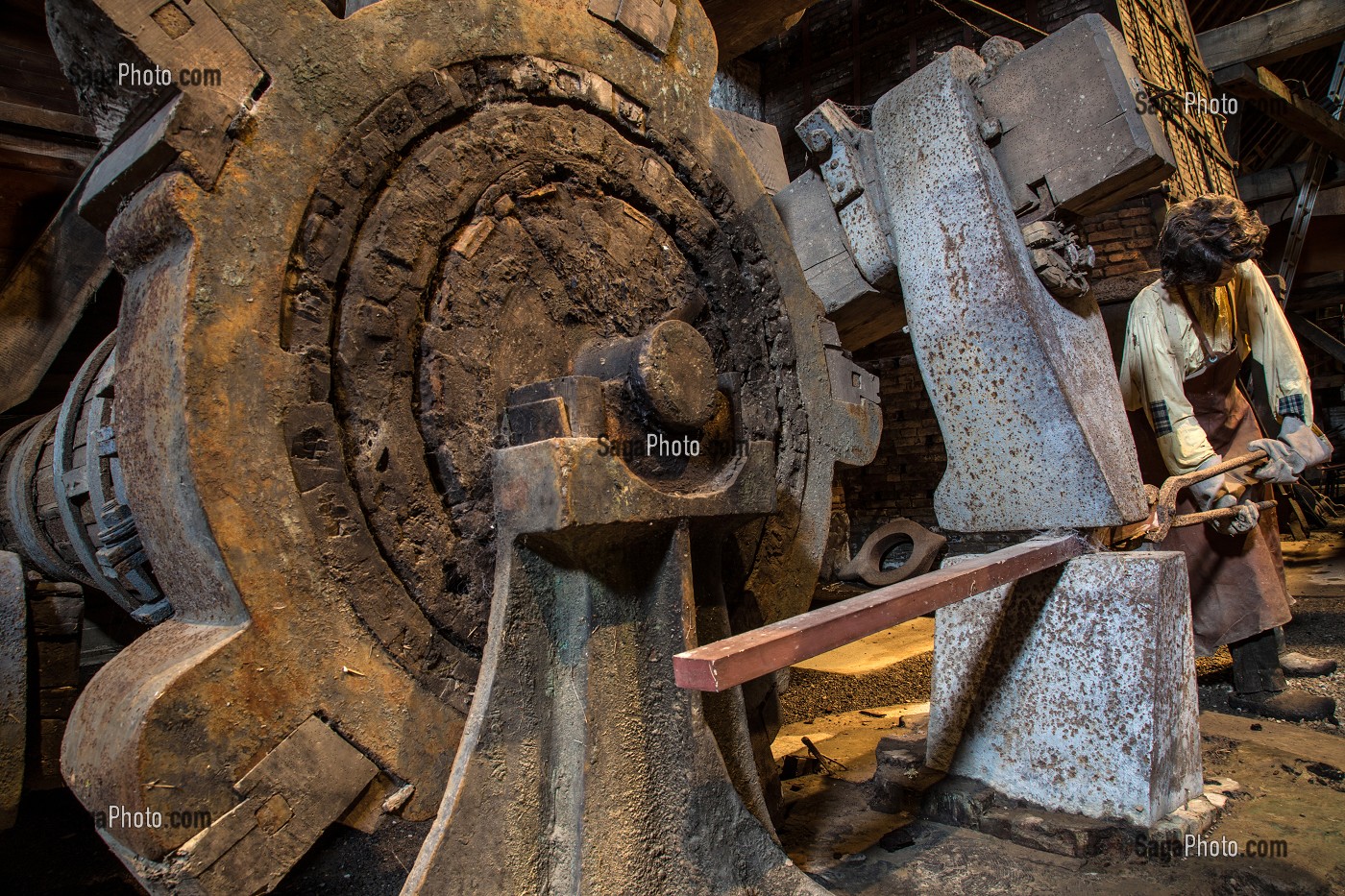 MUSEE DE LA GROSSE FORGE, MARTEAU MONUMENTAL ET MANNEQUIN DE FORGERON, AUBE (61), FRANCE 