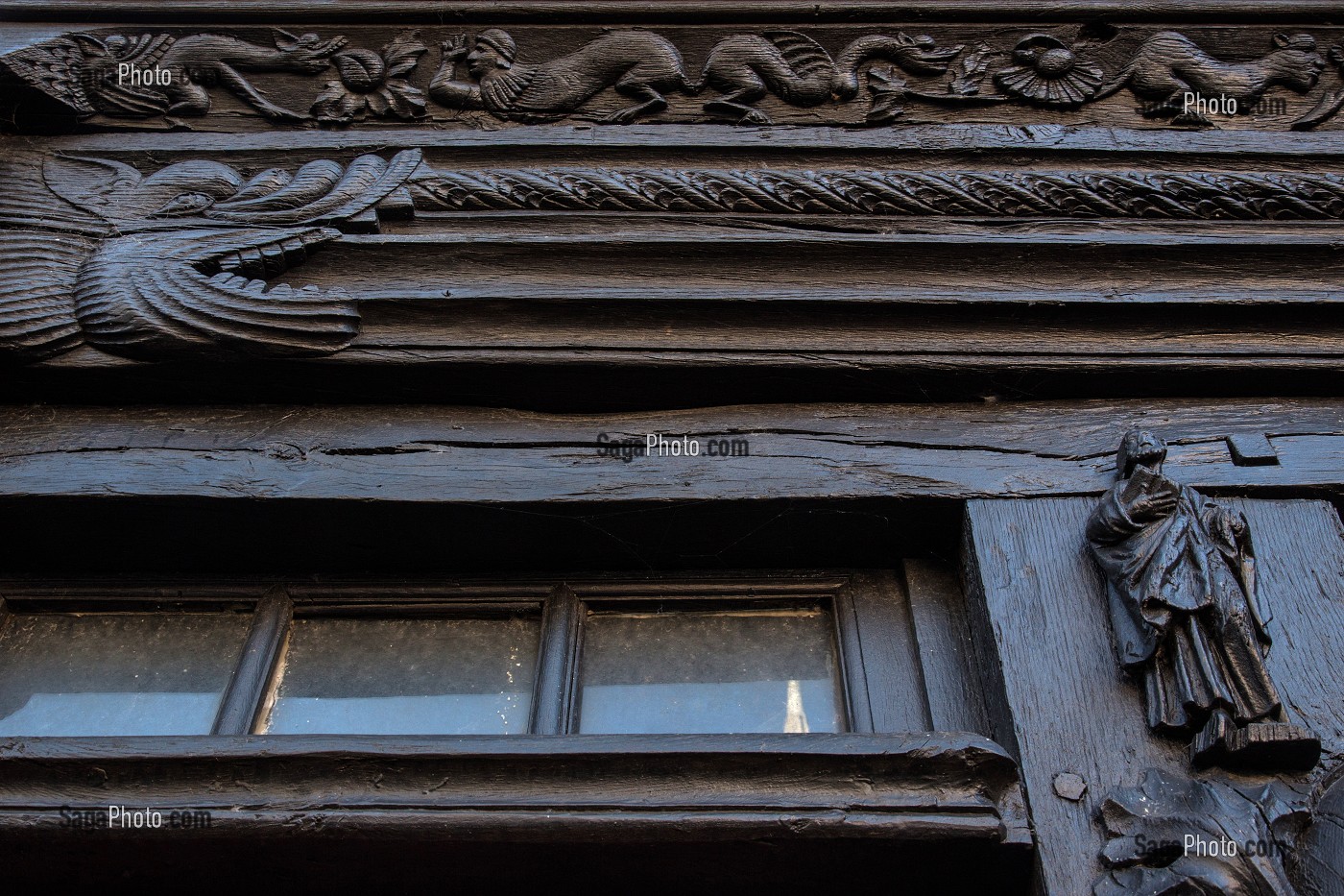 DETAIL SCULPTE EN BOIS DE LA MAISON DITE DE MARIE STUART, L'AIGLE, ORNE (61), FRANCE 