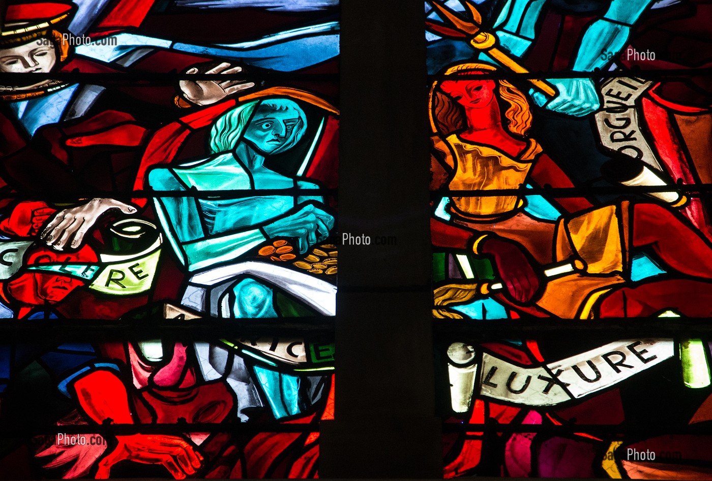 DETAIL DES VITRAUX MODERNES DE L'EGLISE SAINT-MARTIN, LA LUXURE, L'AIGLE, ORNE (61), FRANCE 
