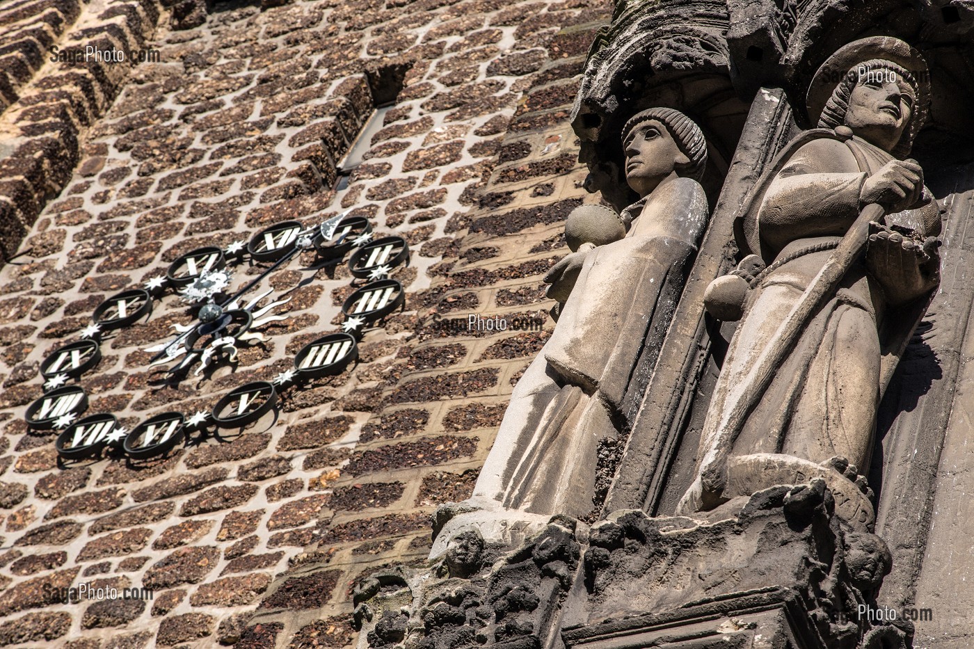 HORLOGE ET STATUES SUR LA FACADE DE L'EGLISE SAINT-MARTIN, L'AIGLE, ORNE (61), FRANCE 
