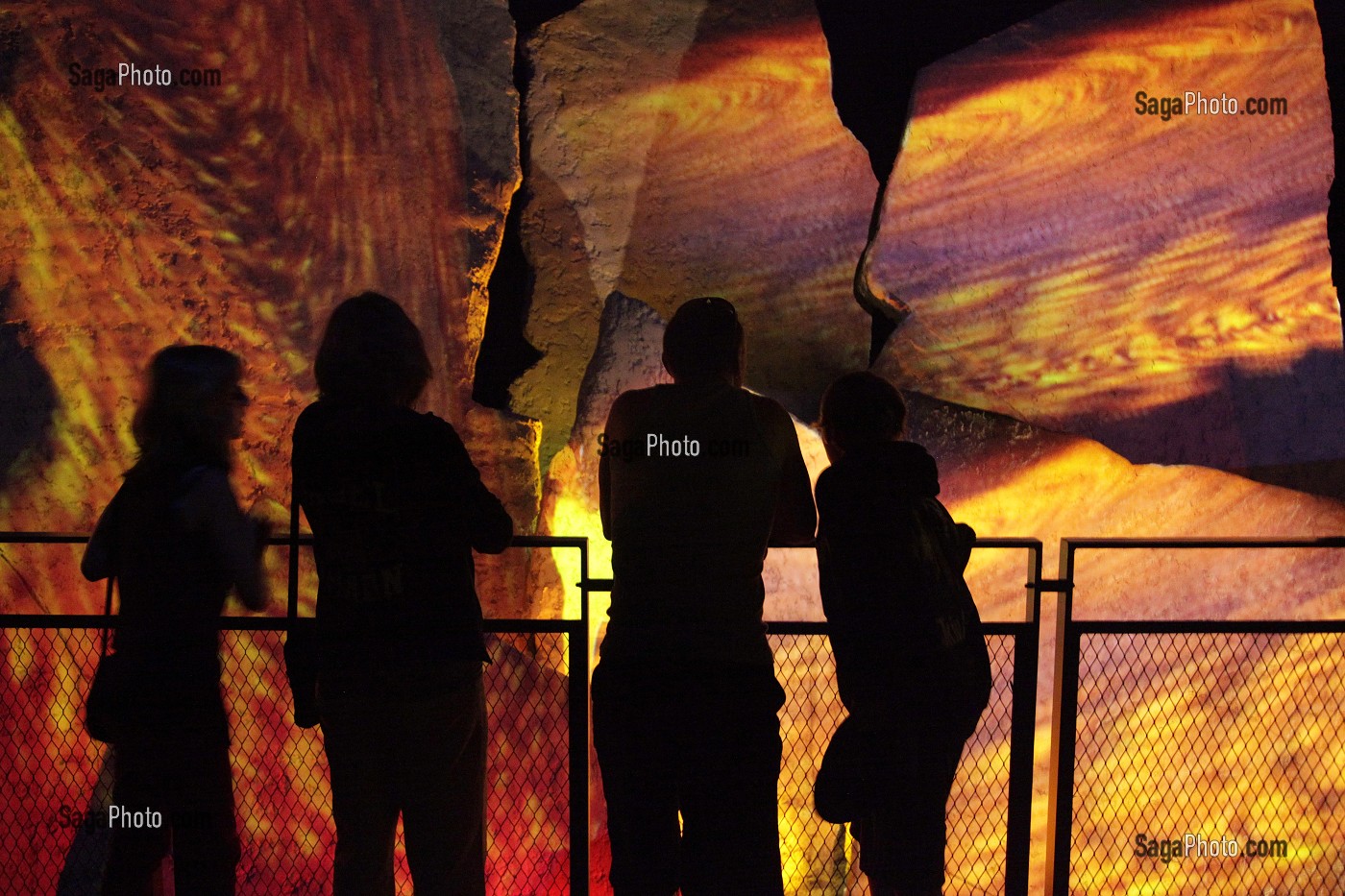 ANIMATION DANS LA GALERIE DES GROGNEMENTS DE LA TERRE, PARC D'ATTRACTIONS VULCANIA, SAINT-OURS-LES ROCHES, PUY-DE-DOME (63), FRANCE 