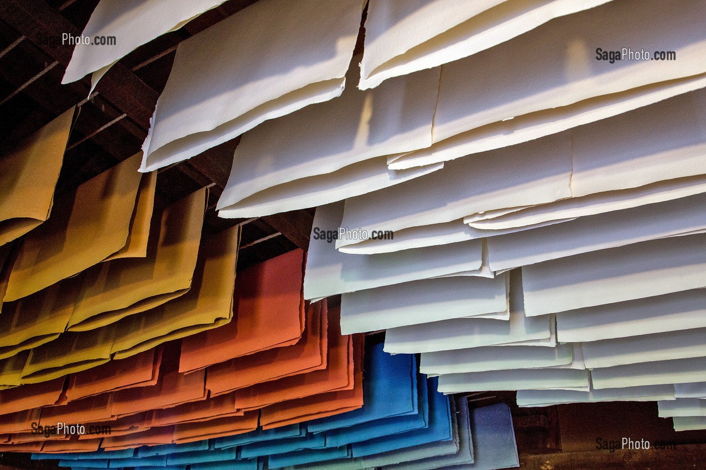 SECHAGE DES FEUILLES DE PAPIER, MOULIN A PAPIER RICHARD DE BAS, MUSEE HISTORIQUE DU PAPIER, AMBERT, PUY-DE-DOME (63), FRANCE 