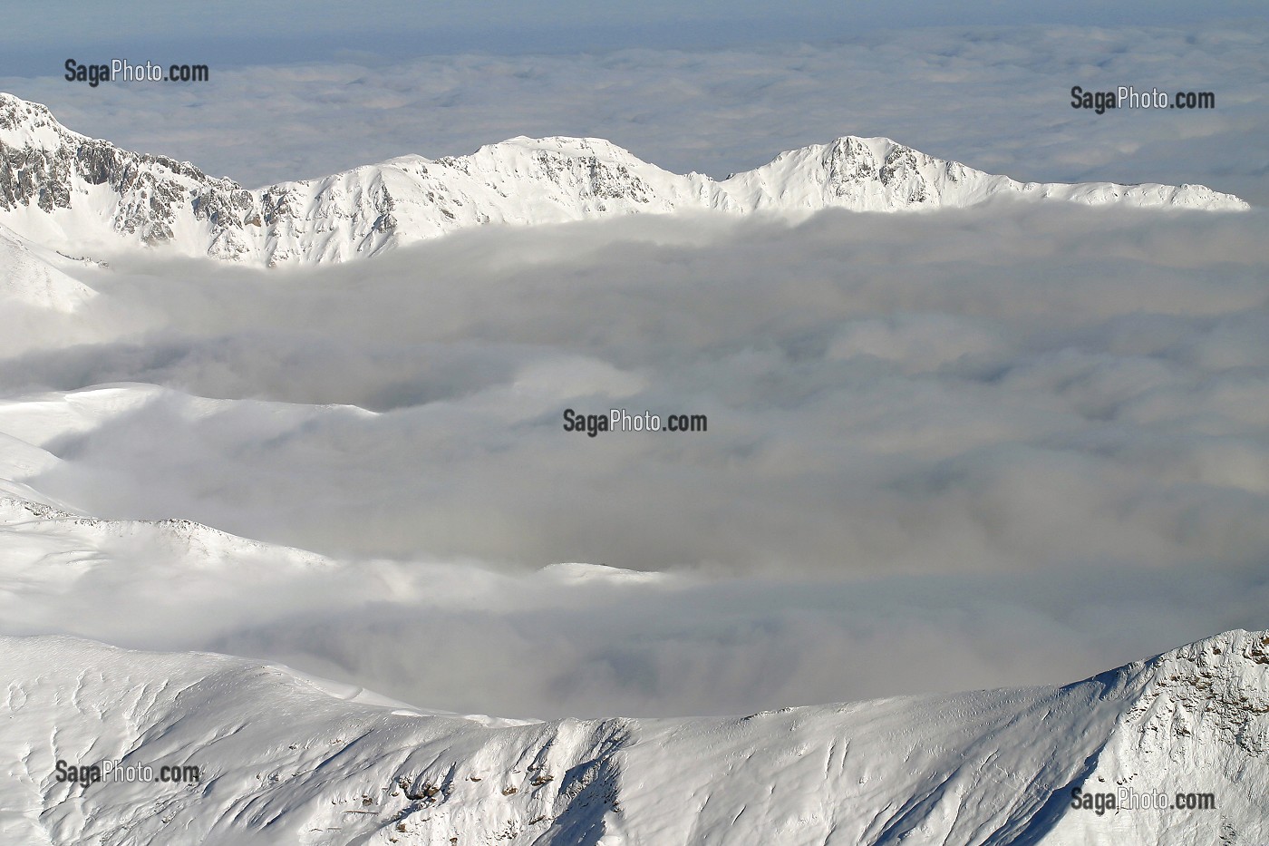MONTAGNES ENNEIGES ET MER DE NUAGES, GOURETTE, PYRENEES-ATLANTIQUES (64), FRANCE 
