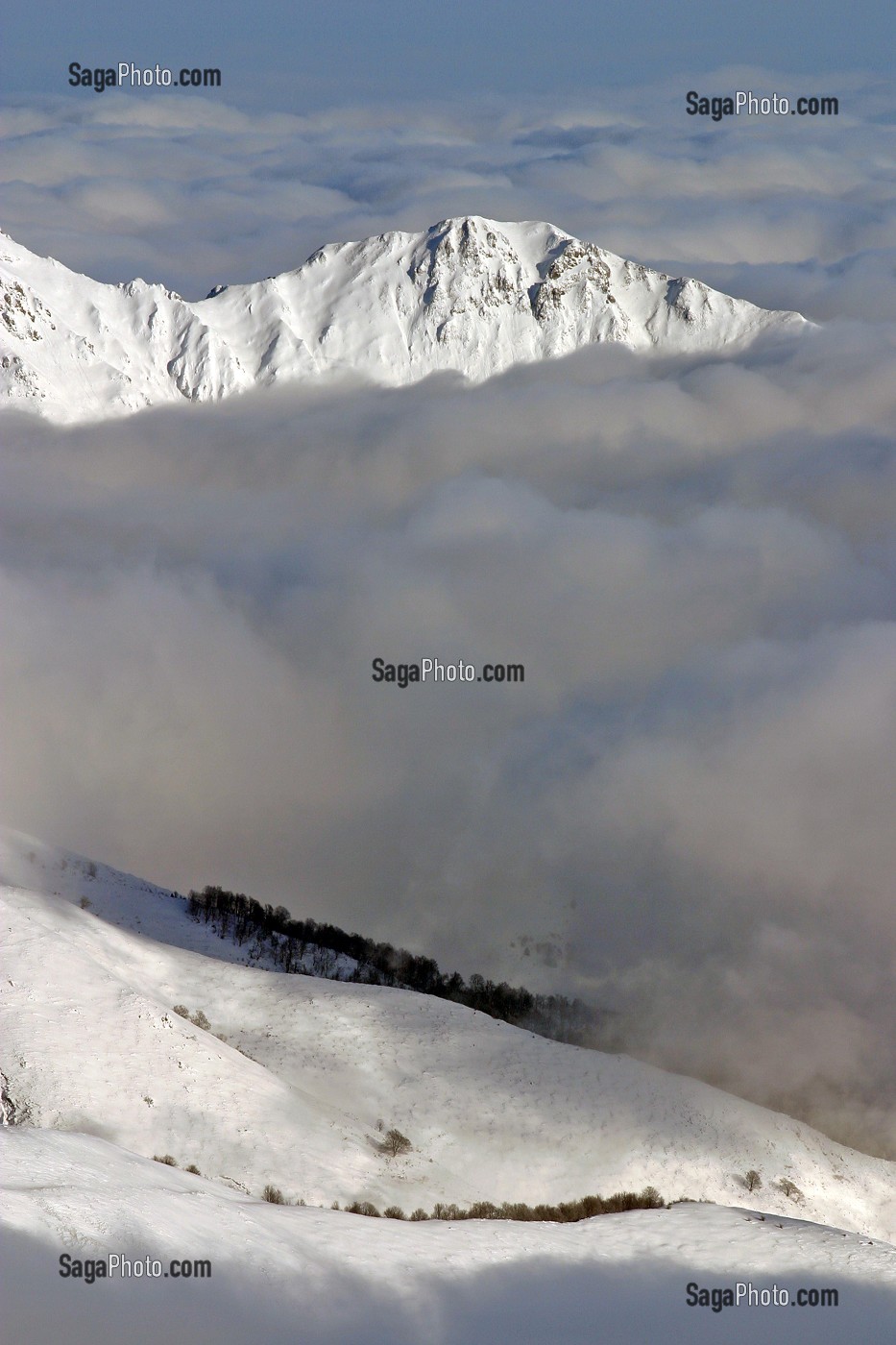 MONTAGNES ENNEIGES ET MER DE NUAGES, GOURETTE, PYRENEES-ATLANTIQUES (64), FRANCE 