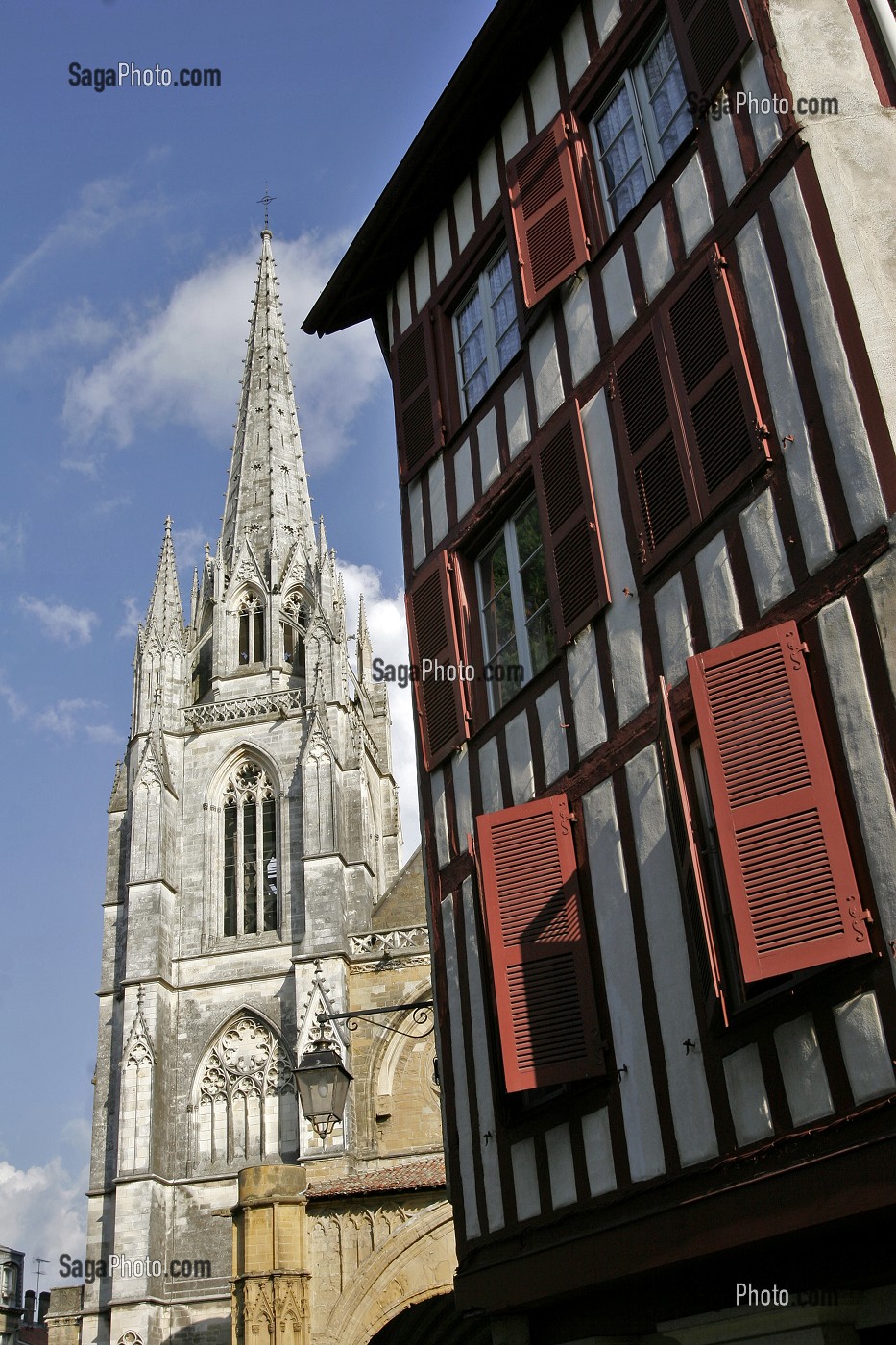 MAISON TRADITIONNELLE A COLOMBAGE, CATHEDRALE SAINTE-MARIE DE BAYONNE, PAYS BASQUE, COTE BASQUE, BAYONNE, PYRENEES ATLANTIQUES, (64), FRANCE 