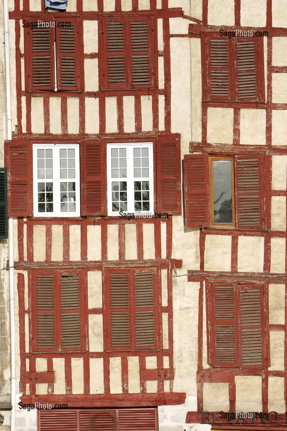 FACADE DE MAISON A COLOMBAGE, MAISONS SUR LES QUAIS DE LA NIVE, PAYS BASQUE, COTE BASQUE, BAYONNE, PYRENEES ATLANTIQUES, (64), FRANCE 