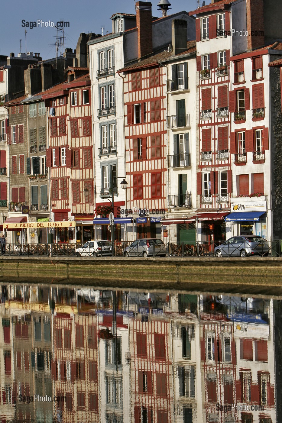 FACADE DE MAISON A COLOMBAGE, MAISONS SUR LES QUAIS DE LA NIVE, PAYS BASQUE, COTE BASQUE, BAYONNE, PYRENEES ATLANTIQUES, (64), FRANCE 