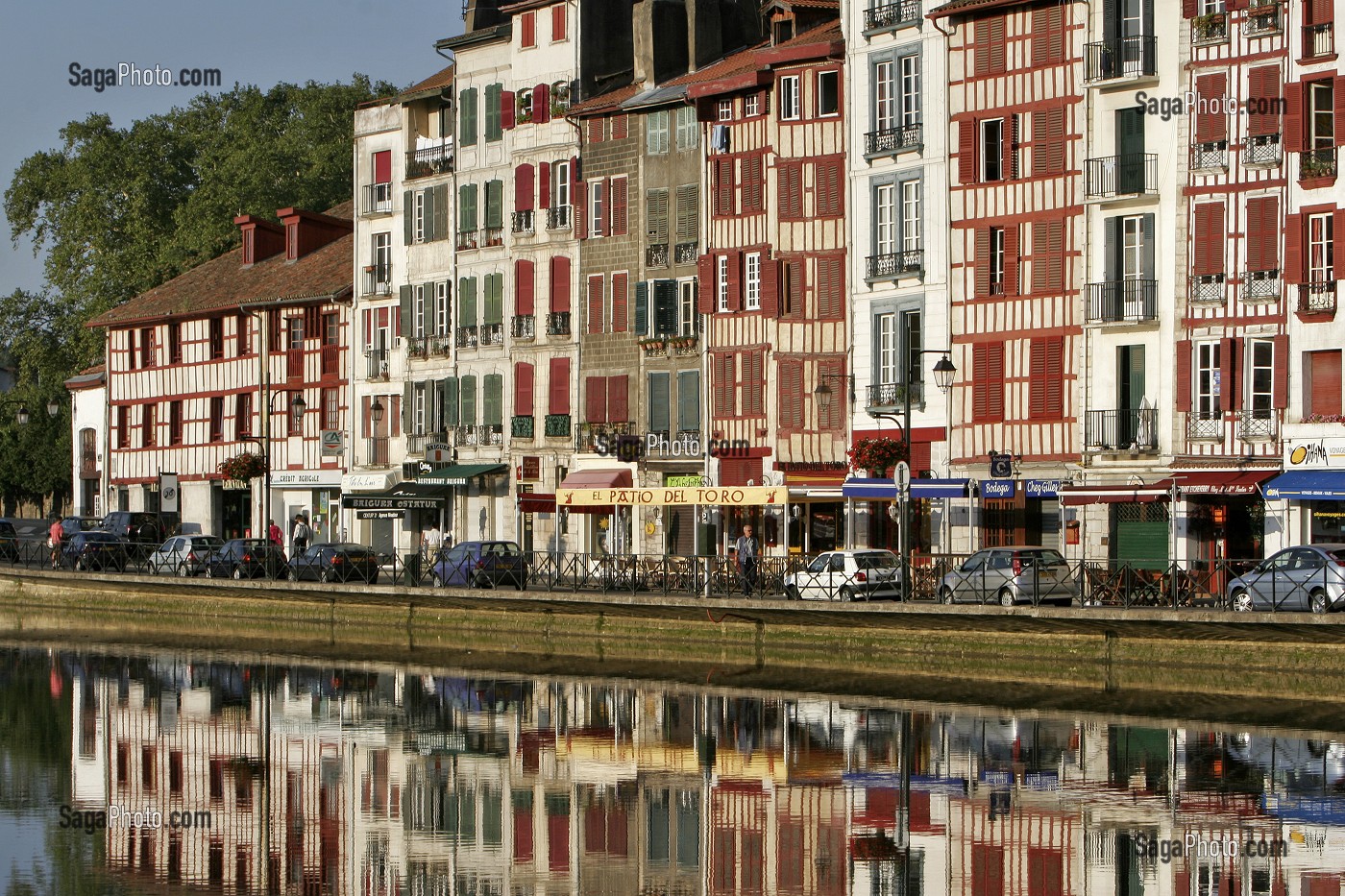 FACADE DE MAISON A COLOMBAGE, MAISONS SUR LES QUAIS DE LA NIVE, PAYS BASQUE, COTE BASQUE, BAYONNE, PYRENEES ATLANTIQUES, (64), FRANCE 