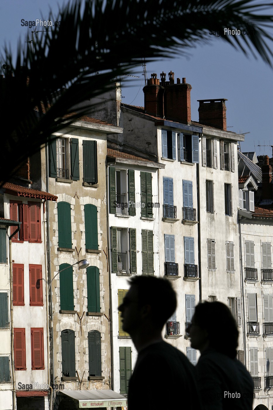 SILHOUETTE DE PASSANTS EN OMBRE CHINOISES ET FACADE DE MAISON A COLOMBAGE, MAISONS SUR LES QUAIS DE LA NIVE, PAYS BASQUE, COTE BASQUE 