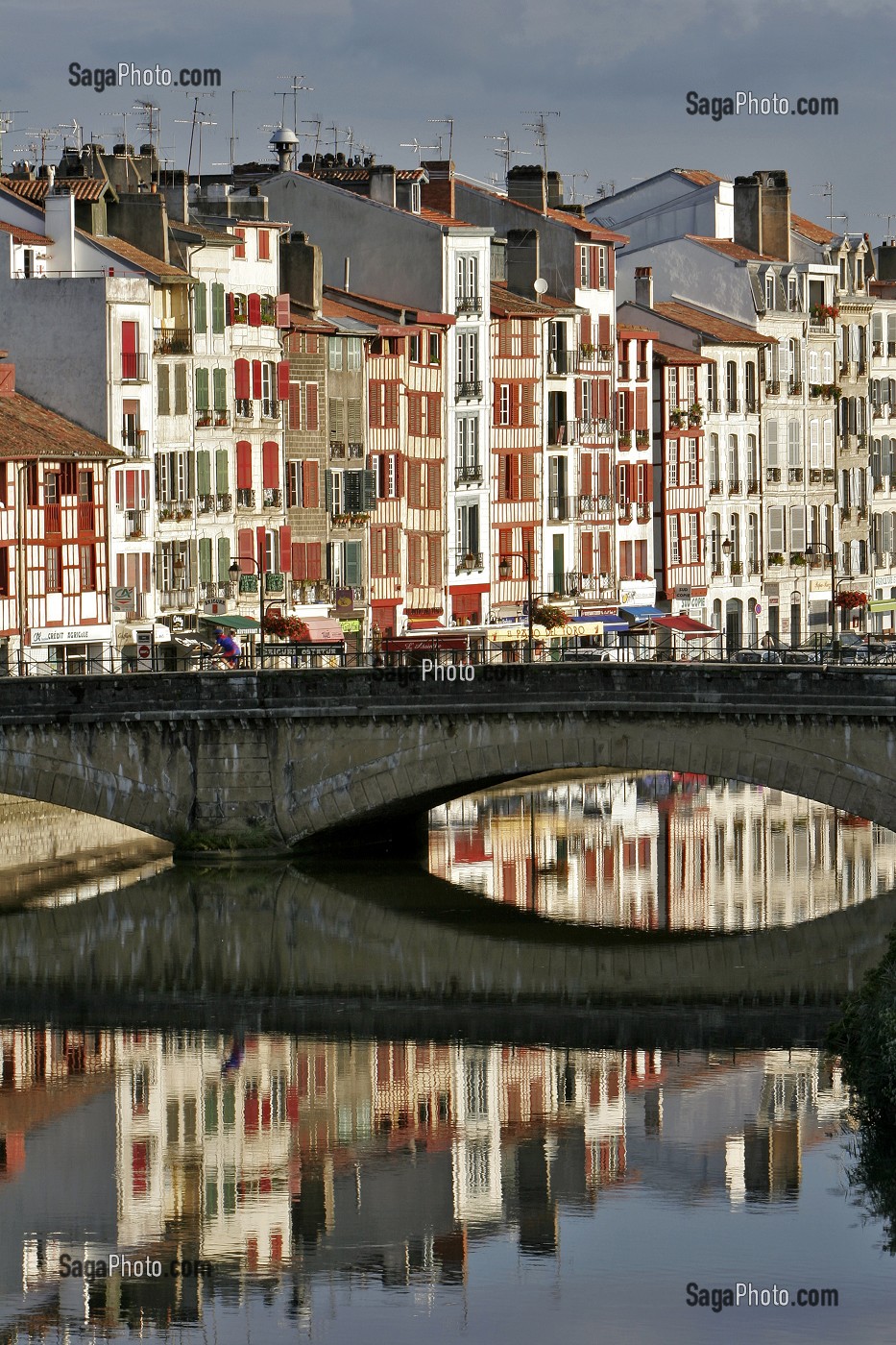 FACADE DE MAISON A COLOMBAGE, MAISONS SUR LES QUAIS DE LA NIVE, PAYS BASQUE, COTE BASQUE, BAYONNE, PYRENEES ATLANTIQUES, (64), FRANCE 