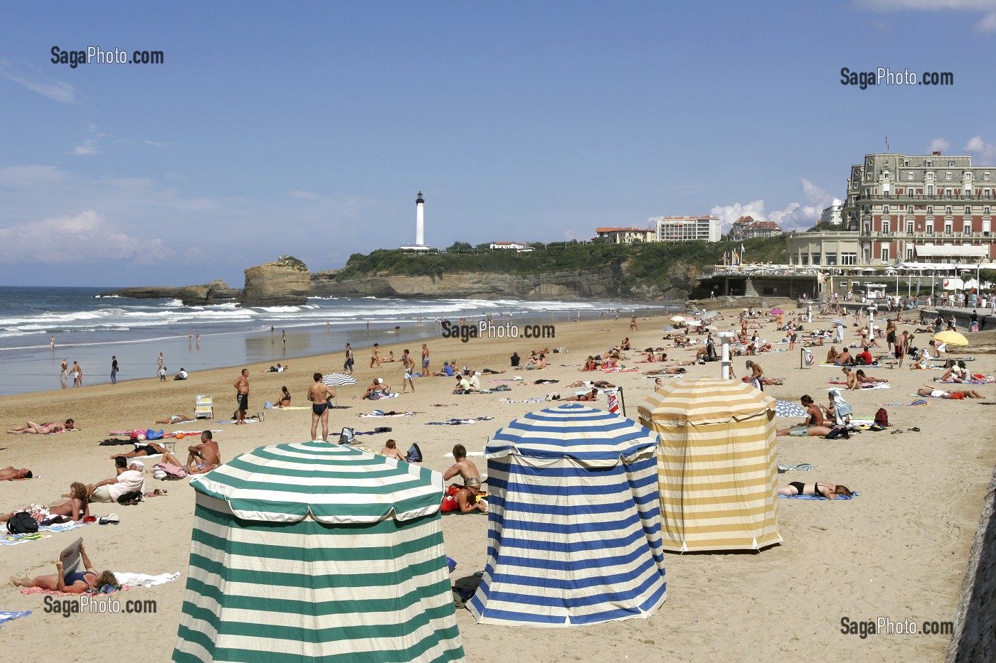 BAIN DE MER, BAIGNADE, GRANDE PLAGE ET PHARE DE BIARRITZ, PAYS BASQUE, COTE BASQUE, BIARRITZ, PYRENEES ATLANTIQUES, (64), FRANCE 