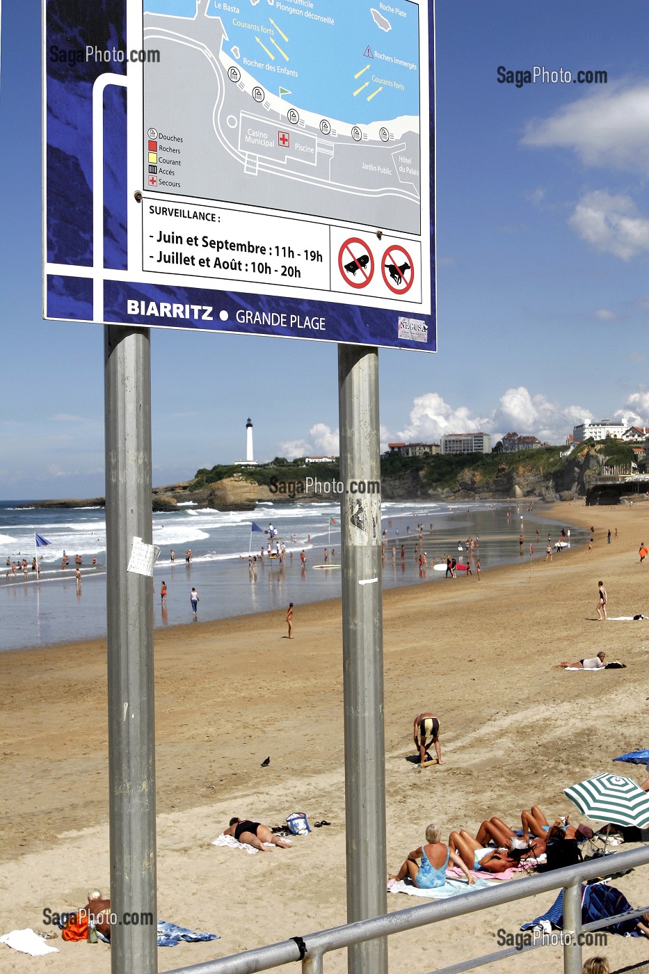 BAIN DE MER, BAIGNADE, GRANDE PLAGE ET PHARE DE BIARRITZ, PAYS BASQUE, COTE BASQUE, BIARRITZ, PYRENEES ATLANTIQUES, (64), FRANCE 