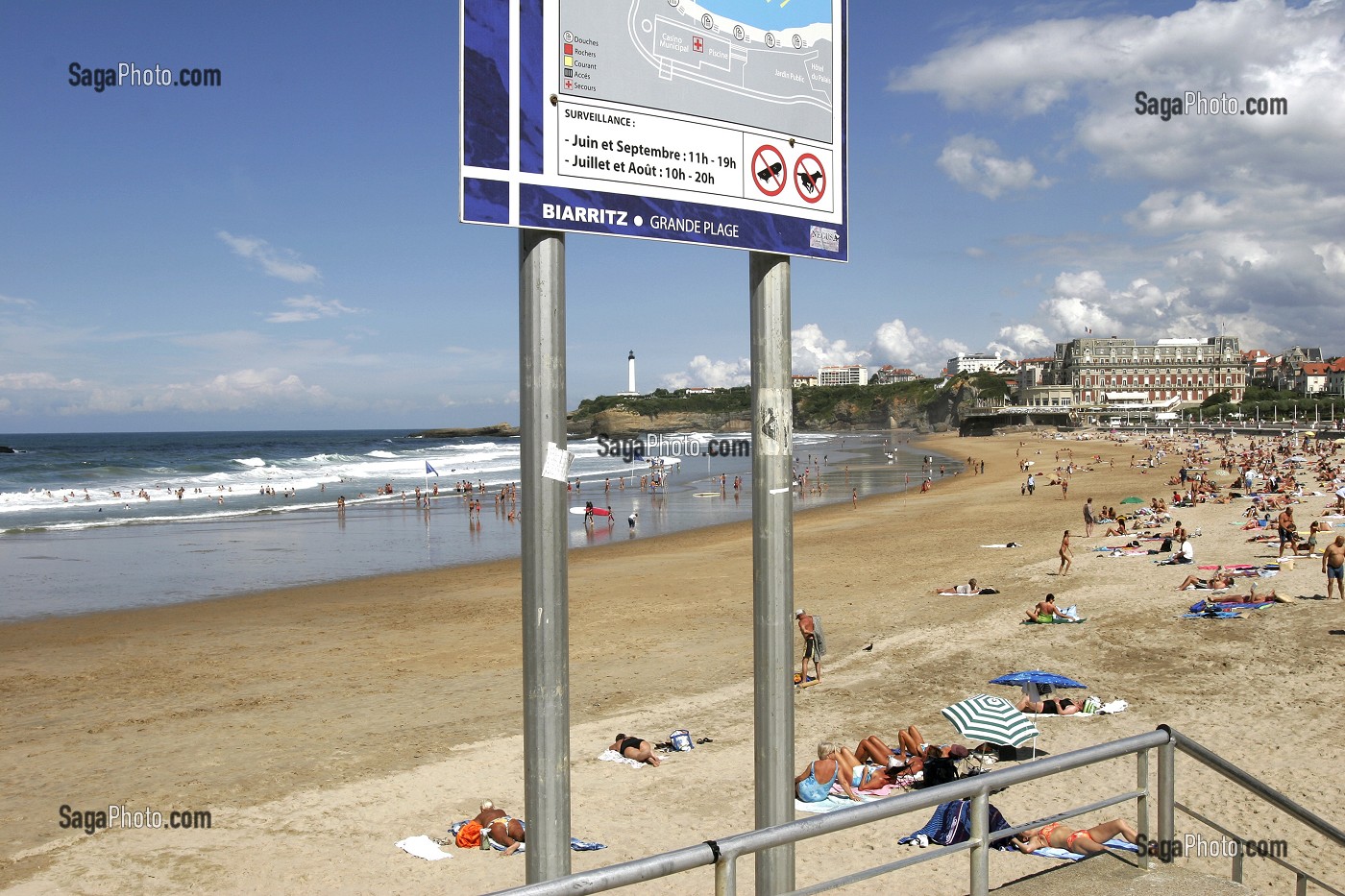 BAIN DE MER, BAIGNADE, GRANDE PLAGE ET PHARE DE BIARRITZ, PAYS BASQUE, COTE BASQUE, BIARRITZ, PYRENEES ATLANTIQUES, (64), FRANCE 