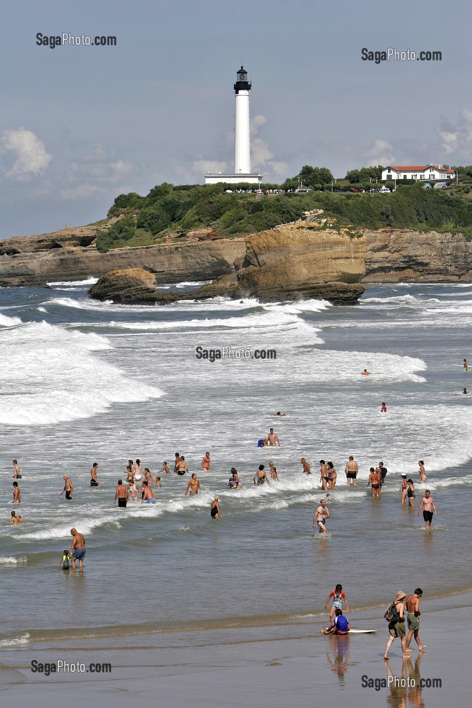 BAIN DE MER, BAIGNADE, GRANDE PLAGE ET PHARE DE BIARRITZ, PAYS BASQUE, COTE BASQUE, BIARRITZ, PYRENEES ATLANTIQUES, (64), FRANCE 