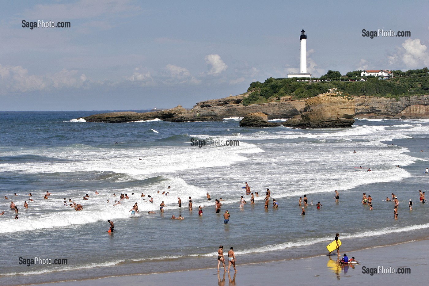 BAIN DE MER, BAIGNADE, GRANDE PLAGE ET PHARE DE BIARRITZ, PAYS BASQUE, COTE BASQUE, BIARRITZ, PYRENEES ATLANTIQUES, (64), FRANCE 