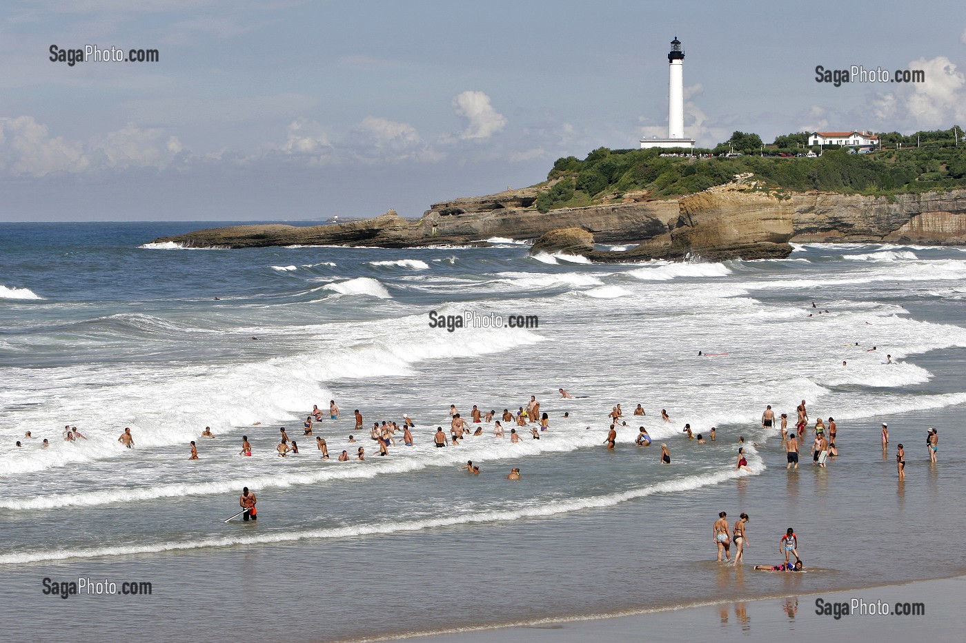 BAIN DE MER, BAIGNADE, GRANDE PLAGE ET PHARE DE BIARRITZ, PAYS BASQUE, COTE BASQUE, BIARRITZ, PYRENEES ATLANTIQUES, (64), FRANCE 
