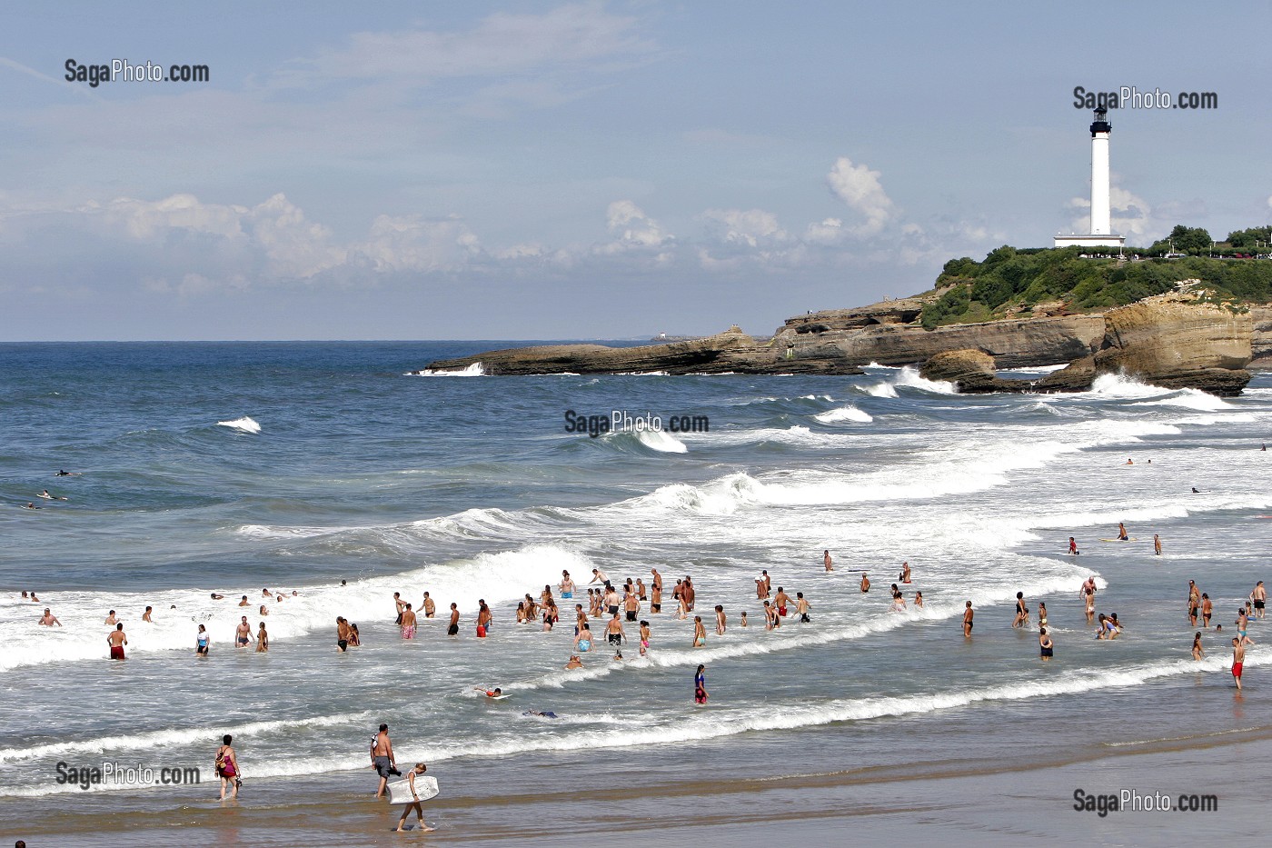 BAIN DE MER, BAIGNADE, GRANDE PLAGE ET PHARE DE BIARRITZ, PAYS BASQUE, COTE BASQUE, BIARRITZ, PYRENEES ATLANTIQUES, (64), FRANCE 