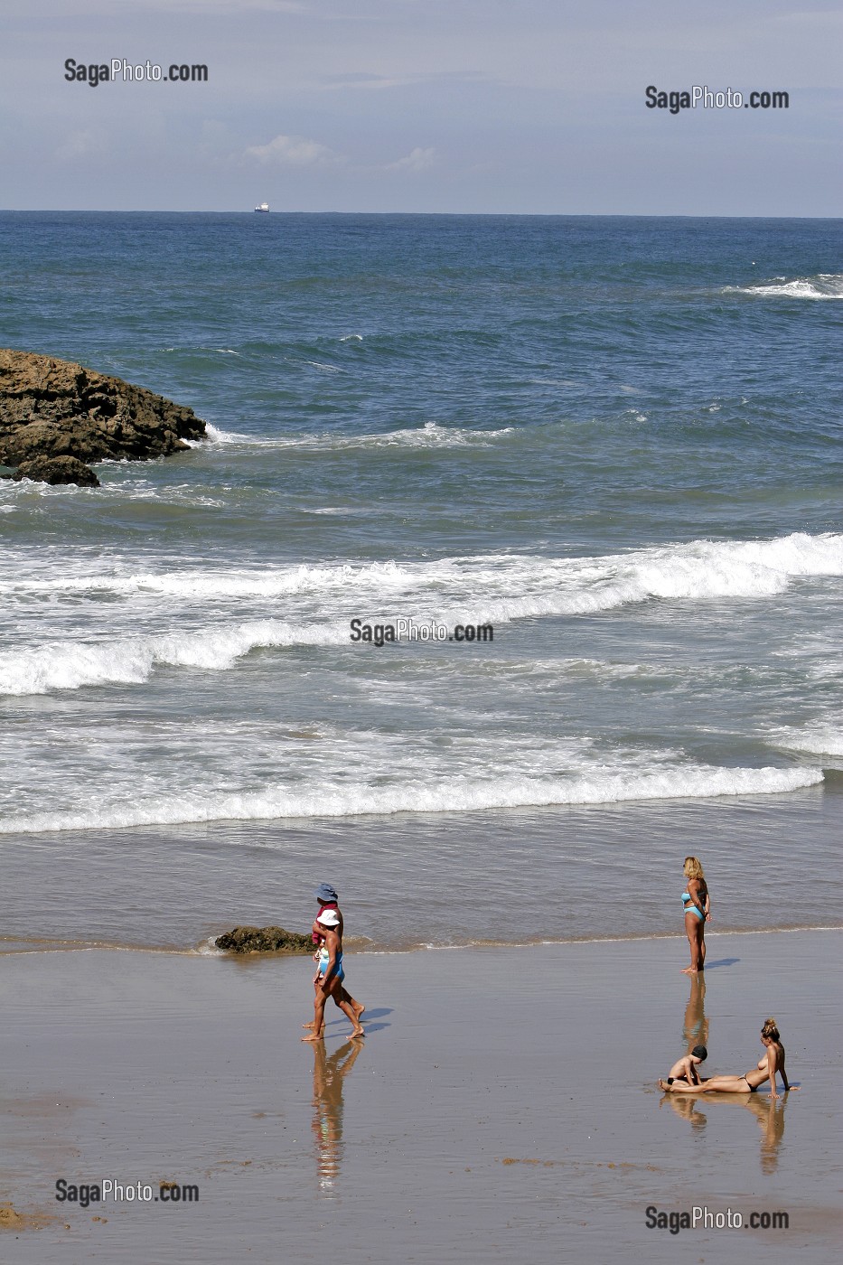BAIN DE MER, BAIGNADE, GRANDE PLAGE, PAYS BASQUE, COTE BASQUE, BIARRITZ, PYRENEES ATLANTIQUES, (64), FRANCE 