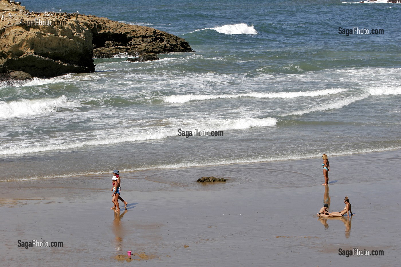BAIN DE MER, BAIGNADE, GRANDE PLAGE, PAYS BASQUE, COTE BASQUE, BIARRITZ, PYRENEES ATLANTIQUES, (64), FRANCE 
