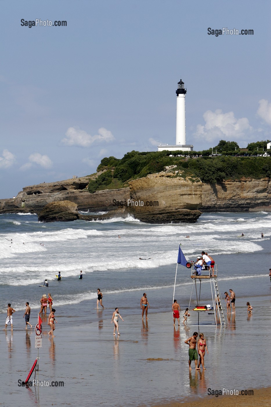 BAIN DE MER, BAIGNADE, GRANDE PLAGE ET PHARE DE BIARRITZ, PAYS BASQUE, COTE BASQUE, BIARRITZ, PYRENEES ATLANTIQUES, (64), FRANCE 