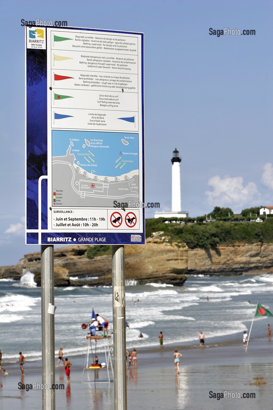 BAIN DE MER, BAIGNADE, GRANDE PLAGE ET PHARE DE BIARRITZ, PAYS BASQUE, COTE BASQUE, BIARRITZ, PYRENEES ATLANTIQUES, (64), FRANCE 