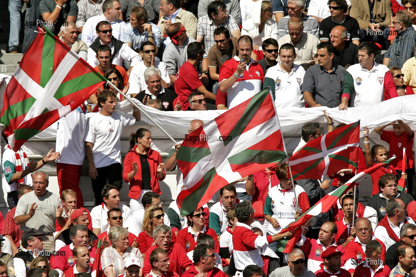 SUPPORTERS DE L'EQUIPE DE BIARRITZ, RENCONTRE DE RUGBY, BIARRITZ OLYMPIQUE, BO/STADE FRANCAIS, STADE AGUILERA, BIARRITZ, PYRENEES ATLANTIQUES, (64), FRANCE PAYS BASQUE, COTE BASQUE 