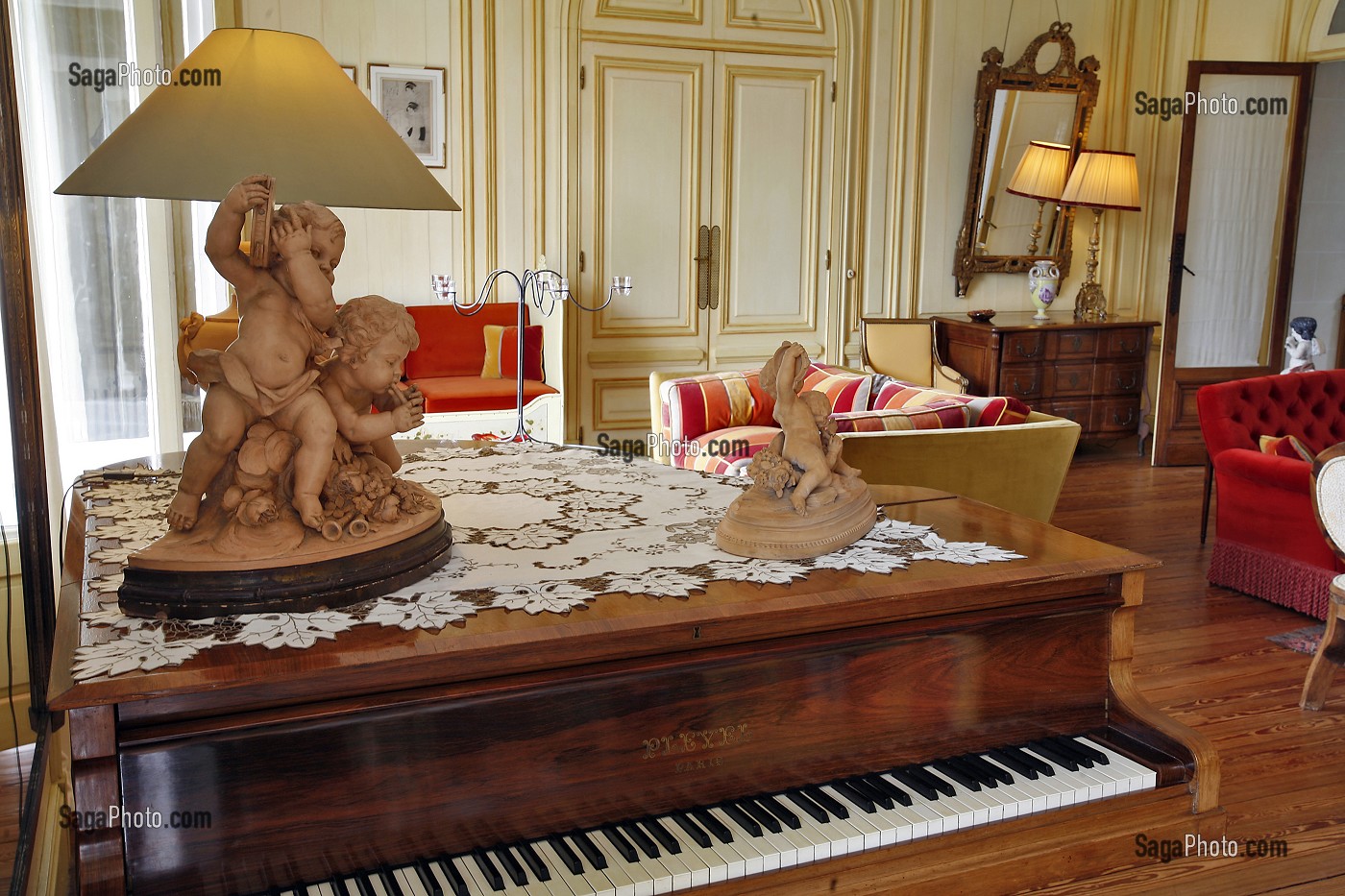 PIANO, SALON, HOTEL LE CHATEAU DU CLAIR DE LUNE, BIARRITZ, PYRENEES ATLANTIQUES, (64), FRANCE, PAYS BASQUE, COTE BASQUE 
