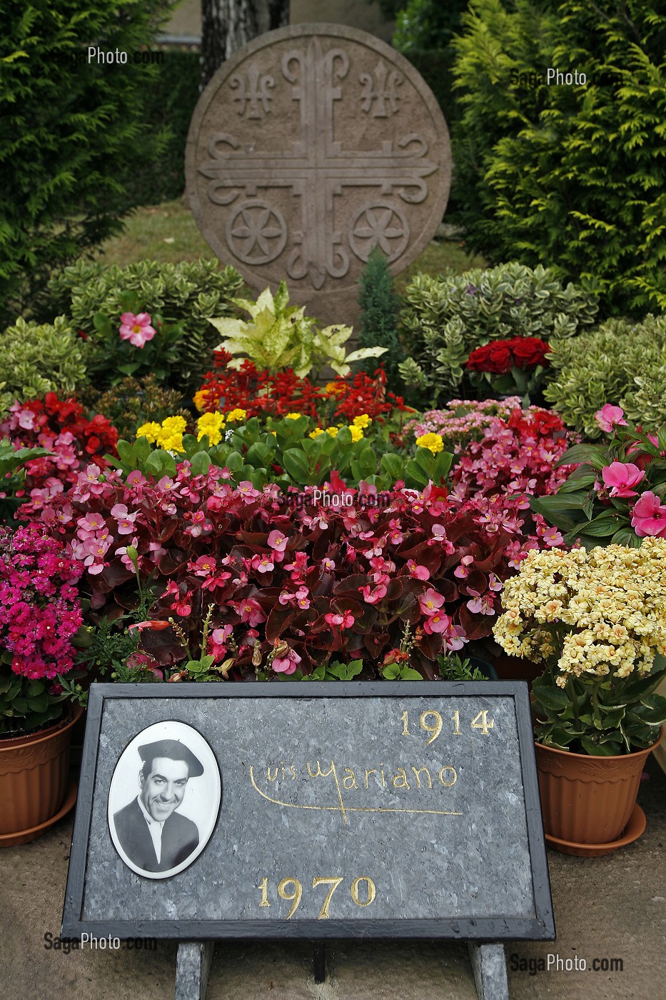 TOMBE DU CHANTEUR LUIS MARIANO, CIMETIERE D'ARCANGUES, ARCANGUES, PAYS BASQUE, COTE BASQUE, PYRENEES-ATLANTIQUE (64), FRANCE 