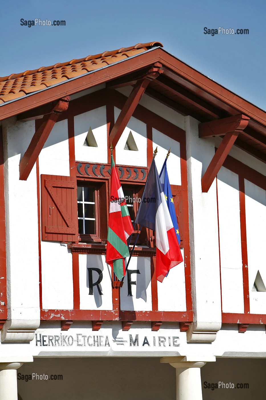 DRAPEAU BASQUE ET FRANCAIS, MAIRIE, PLACE DU VILLAGE, GUETHARY, PYRENEES ATLANTIQUES, (64), FRANCE, PAYS BASQUE, COTE BASQUE 