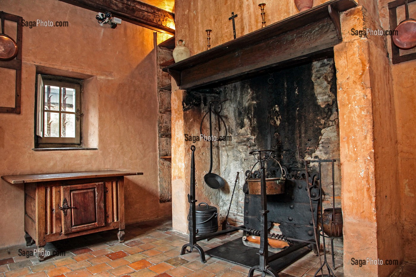 CUISINE DE LA MAISON BALAGUE QUI ABRITE LE MUSEE BERNADOTTE, UN DES DERNIERS EXEMPLES DE L'ARCHITECTURE BEARNAISE DU XVIIIEME SIECLE, PAU, PYRENEES ATLANTIQUES (64), AQUITAINE, FRANCE 
