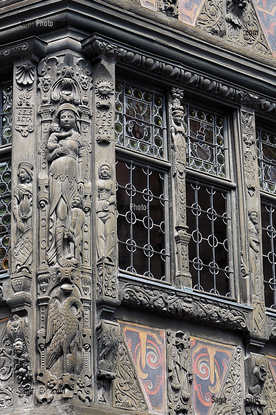 COLOMBAGES SCULPTES DE LA MAISON KAMMERZELL, PELICAN AU PIED DE LA CHARITE, STRASBOURG, BAS RHIN (67), FRANCE, EUROPE 