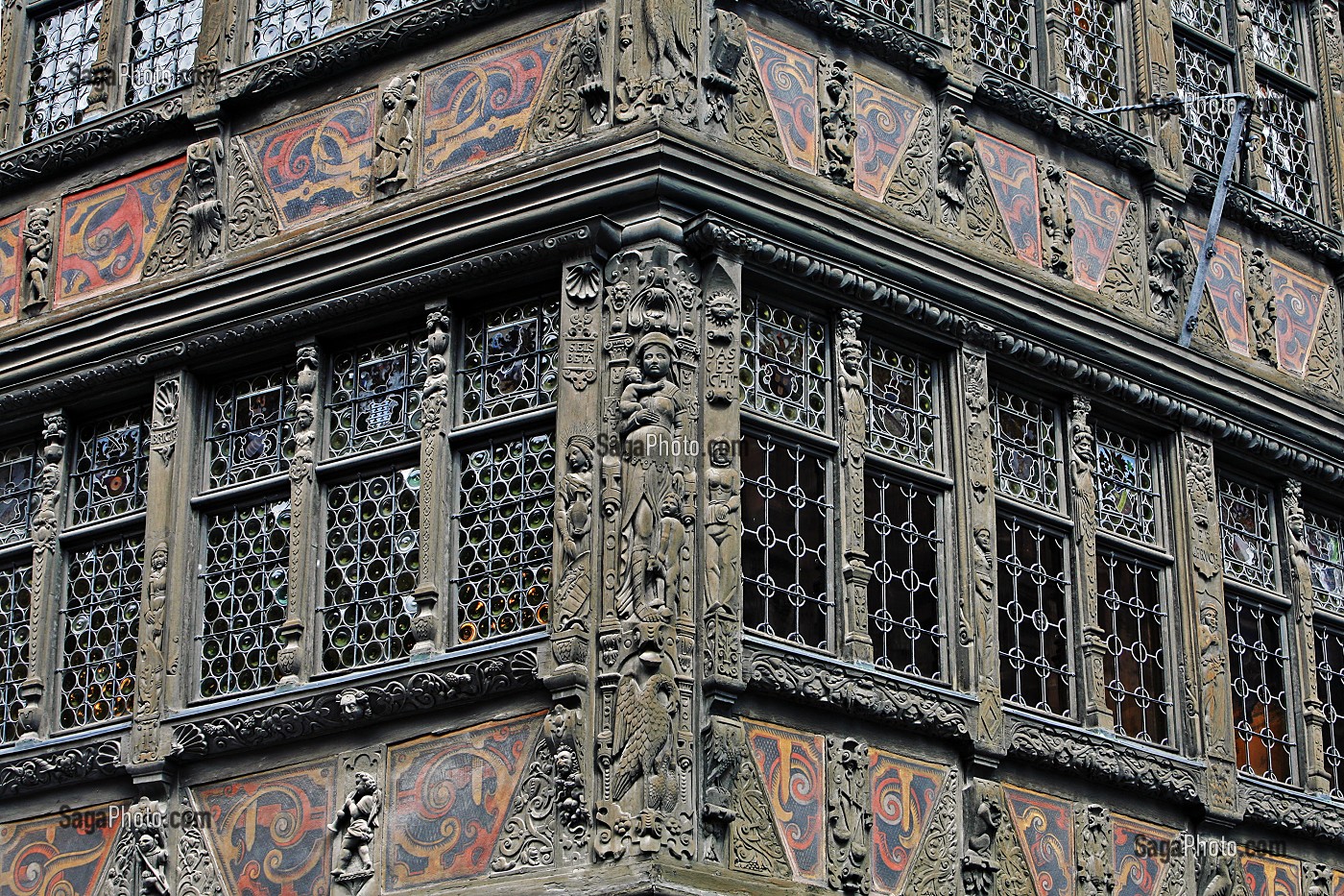 COLOMBAGES SCULPTES DE LA MAISON KAMMERZELL, PELICAN AU PIED DE LA CHARITE, STRASBOURG, BAS RHIN (67), FRANCE, EUROPE 