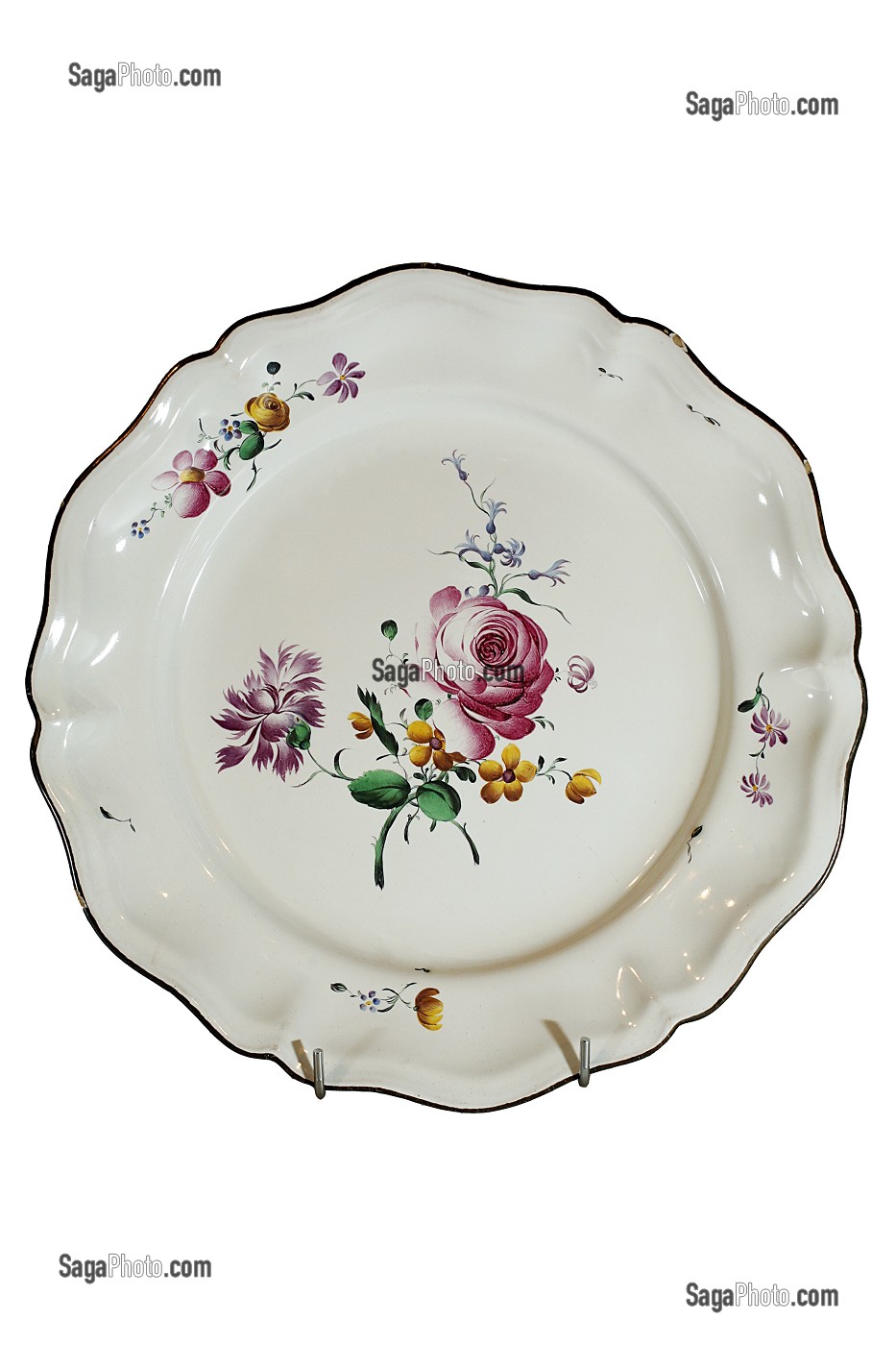 ASSIETTE EN FAIENCE DE JOSEPH HANNONG, STRASBOURG, BAS RHIN (67), ALSACE, FRANCE, EUROPE 
