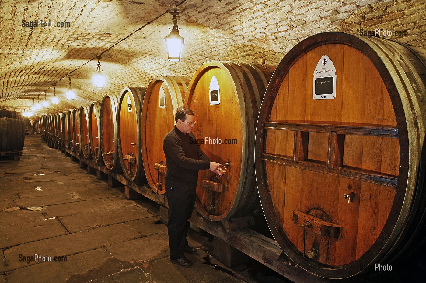 CAVE HISTORIQUE DES HOSPICES DE STRASBOURG, STRASBOURG, BAS RHIN (67), ALSACE, FRANCE, EUROPE 