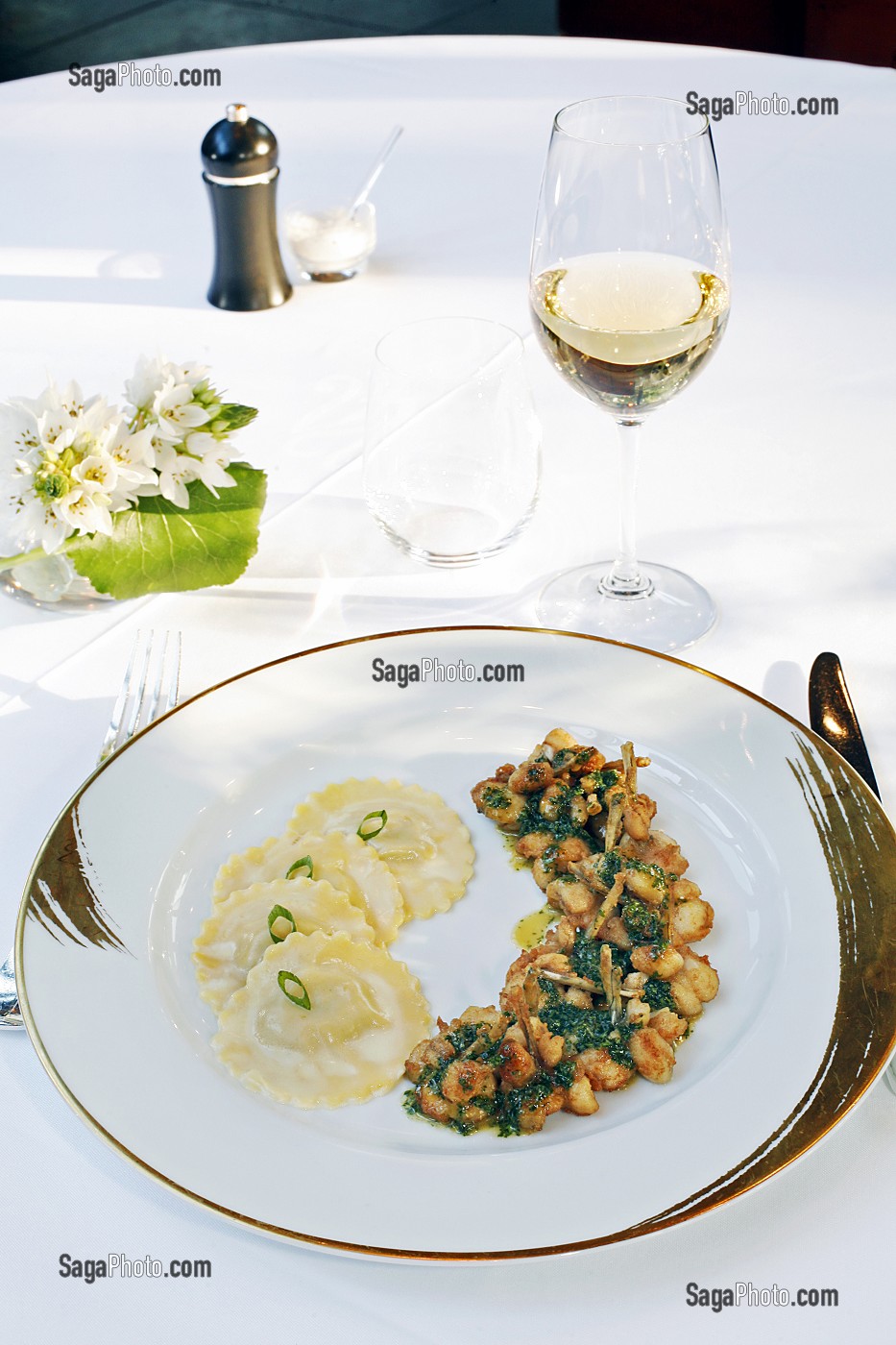 SCHNIEDERSPAETLE ET CUISSES DE GRENOUILLE POELEES, AU CERFEUIL, RESTAURANT BUEREHIESEL, RESTAURANT D'ERIC WESTERMANN,  PARC DE L'ORANGERIE, STRASBOURG, BAS RHIN (67), ALSACE, FRANCE, EUROPE 