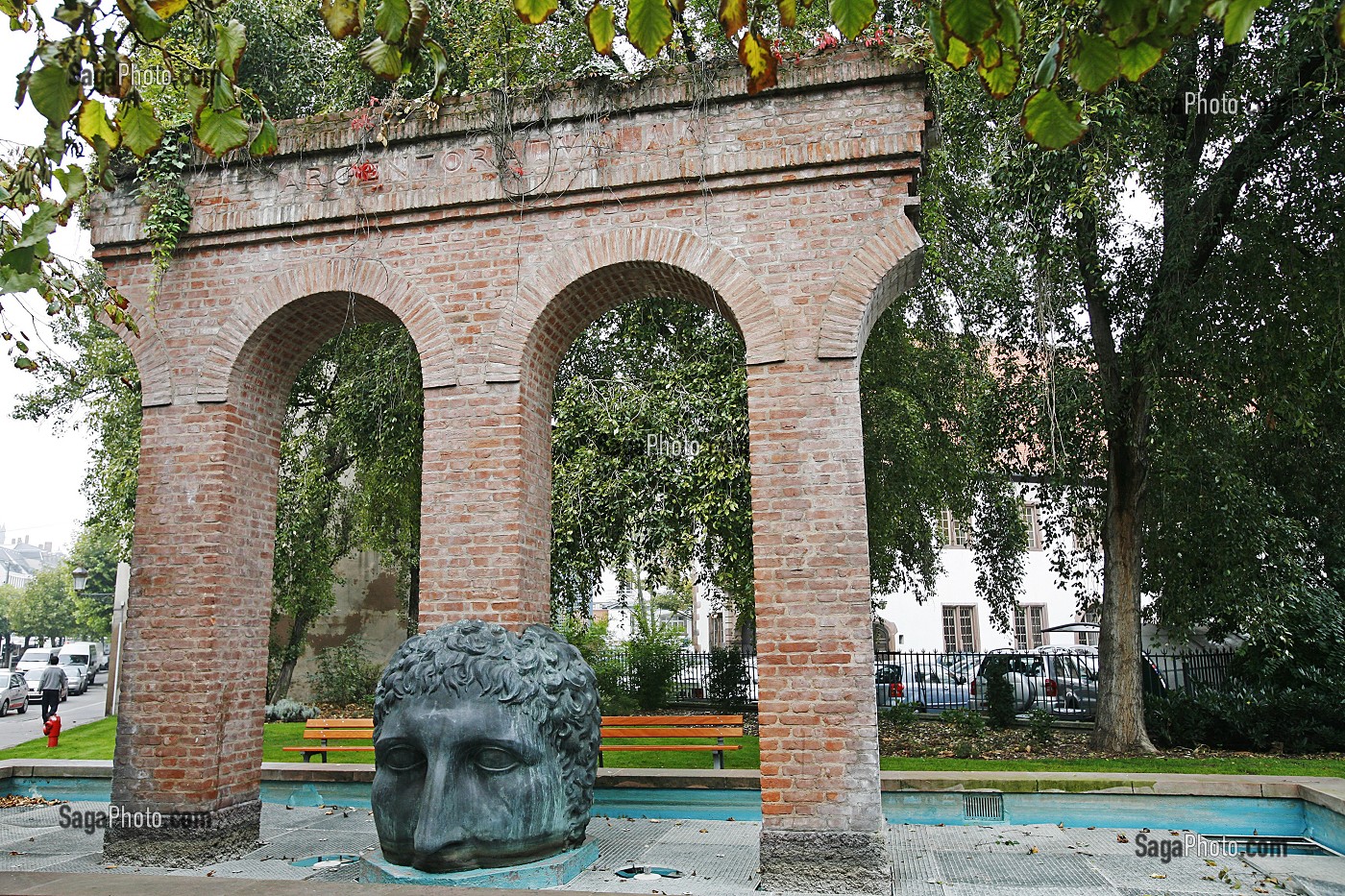 FONTAINE DE JANUS, AQUEDUC, MONUMENT COMMEMORANT (1988) LE BIMILLENAIRE DE LA CREATION DE STRASBOURG. OEUVRE IMAGINEE PAR TOMY UNGERER, STRASBOURG, BAS-RHIN (67), ALSACE, FRANCE 