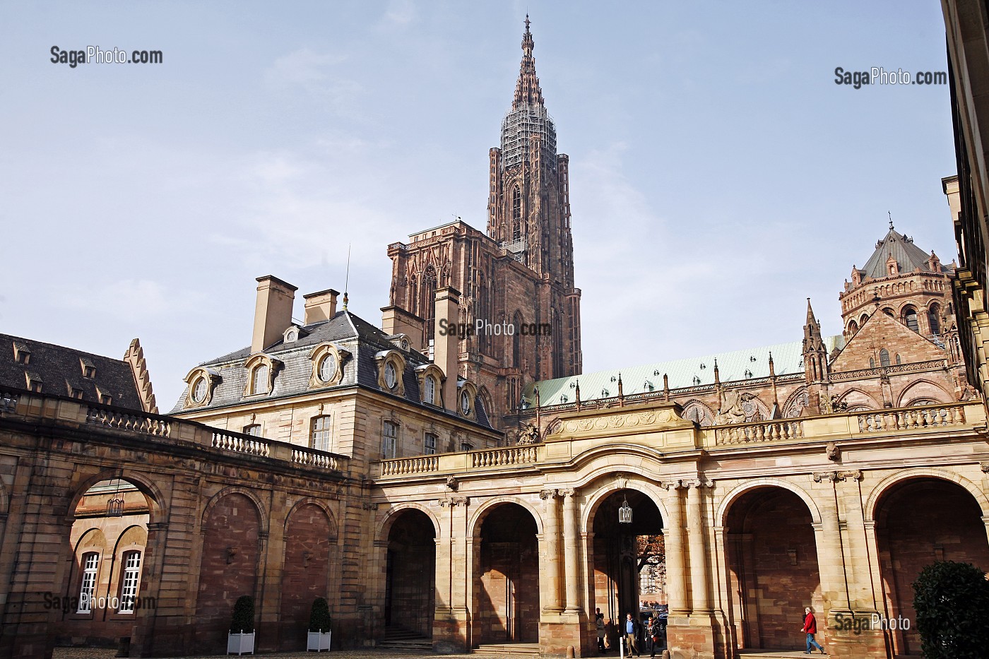 COUR DU PALAIS DES ROHAN ET CATHEDRALE, STRASBOURG, BAS-RHIN (67), ALSACE, FRANCE 