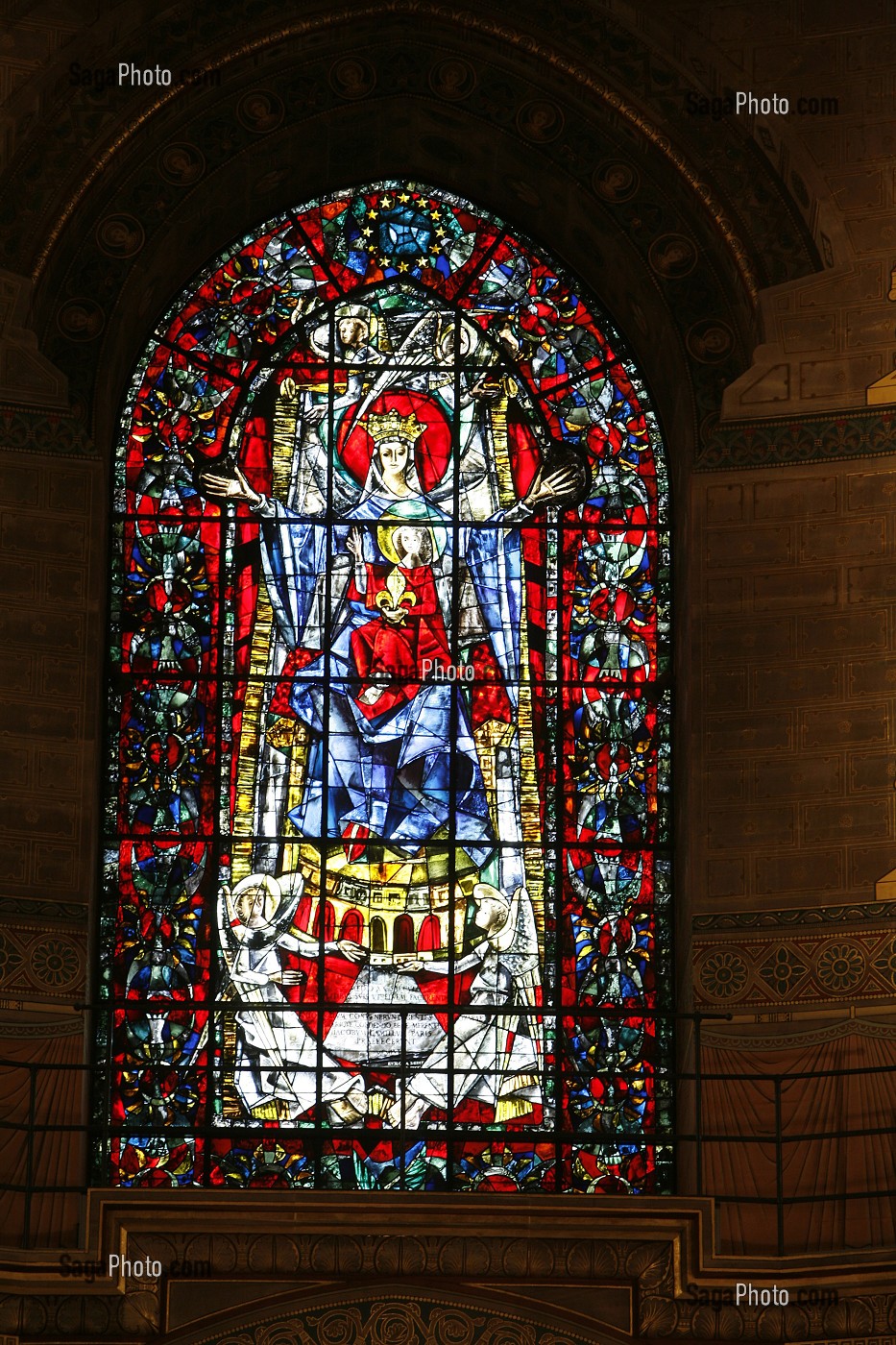 VITRAIL EUROPEEN REPRESENTANT LA VIERGE AUX BRAS ETENDUS ET L'ENFANT PORTANT UN LYS, CATHEDRALE DE STRASBOURG, STRASBOURG, BAS RHIN (67), ALSACE, FRANCE, EUROPE 