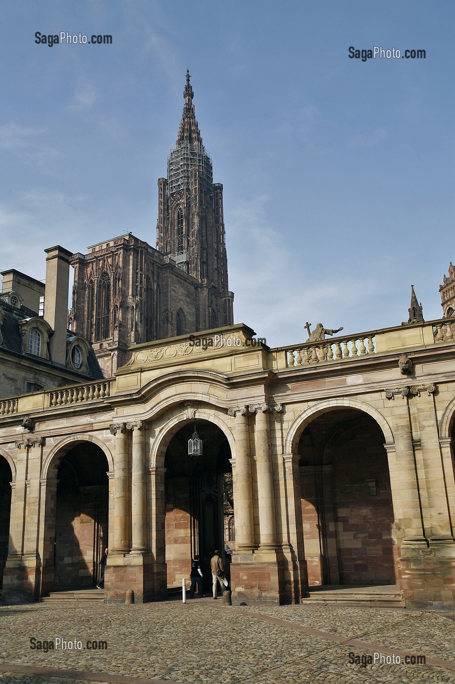 COUR DU PALAIS DES ROHAN ET CATHEDRALE, STRASBOURG, BAS-RHIN (67), ALSACE, FRANCE 