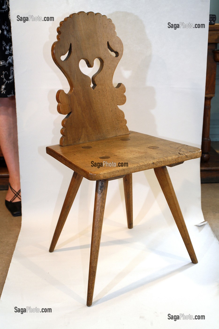 CHAISE ALSACIENNE EN NOYER, BASTIAN ET FILS, EXPERTS EN ANTIQUITES ET OBJETS D'ART, ACHAT VENTE EXPERTISE FAIENCES, PORCELAINES, MOBILIER ET BIBELOTS 18EME ET 19EME SIECLES. 