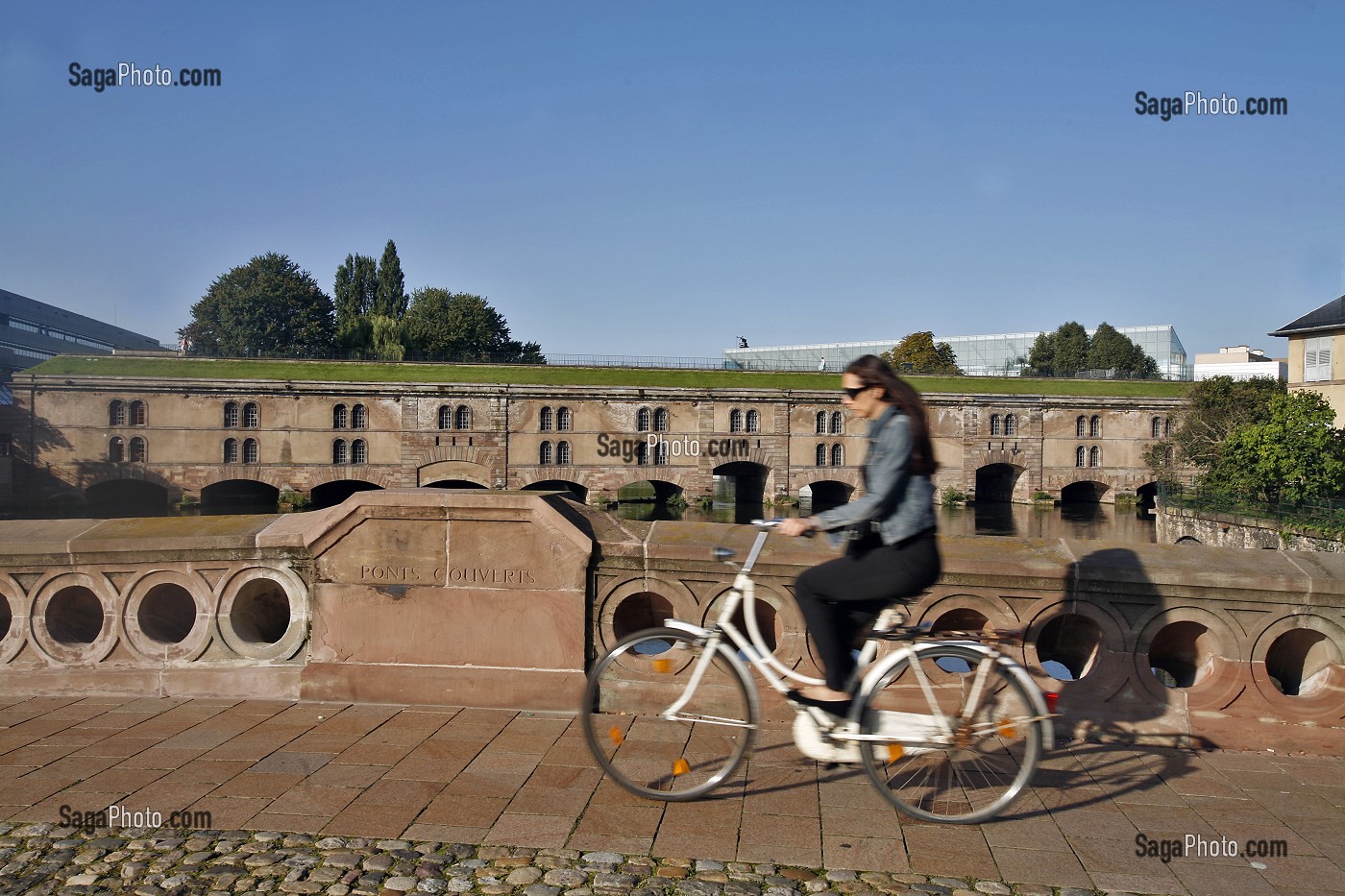 CYCLISTE SUR LE PONTS COUVERTS ET BARRAGE VAUBAN, STRASBOURG, BAS-RHIN (67), ALSACE, FRANCE 