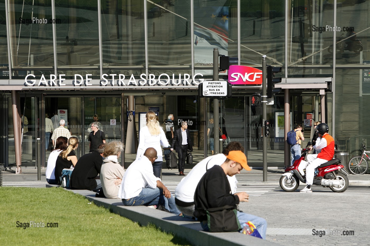 PASSANT ASSIS DEVANT LA VERRIERE DE LA GARE DE STRASBOURG, STRASBOURG, FRANCE, EUROPE 