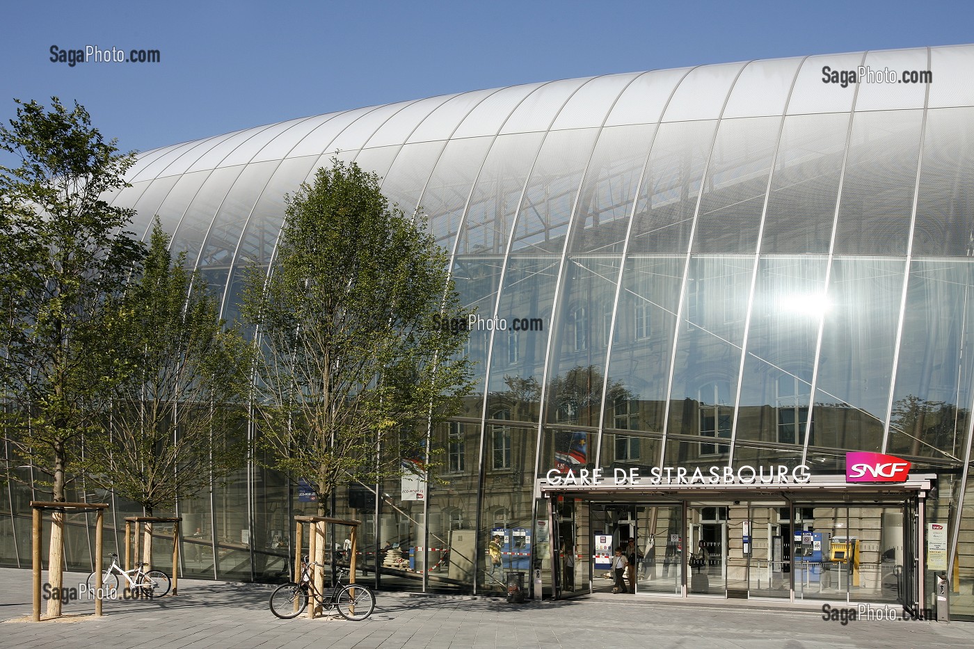VERRIERE APPOSEE DEVANT LA GARE DE STRASBOURG, STRASBOURG, FRANCE, EUROPE 