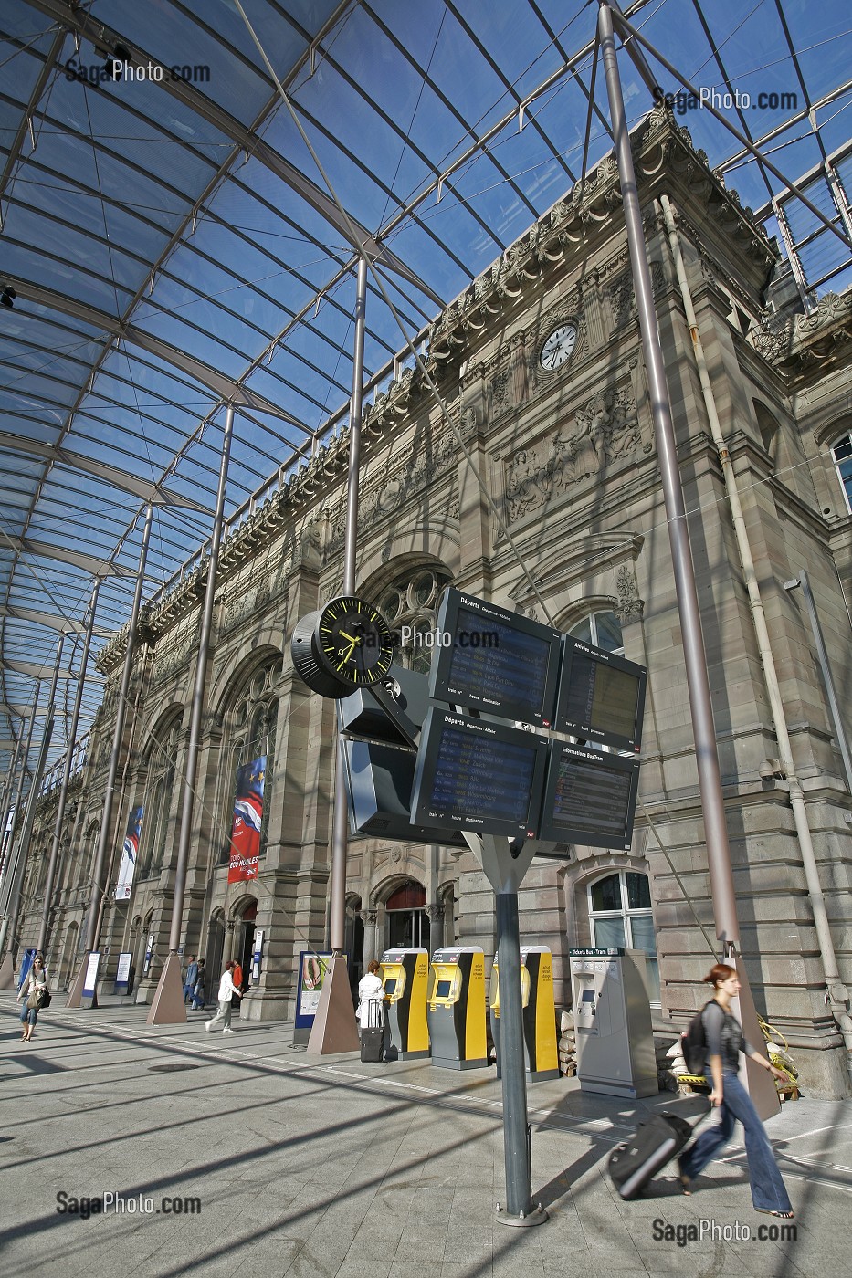 INTERIEUR DE LA VERRIERE APPOSEE DEVANT LA GARE DE STRASBOURG, STRASBOURG, FRANCE, EUROPE 